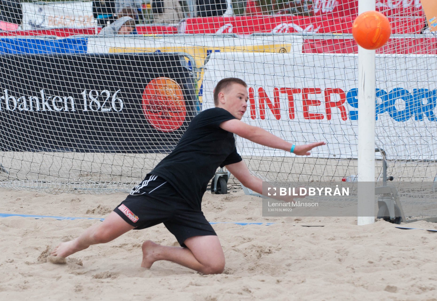 Sand, beachsoccerplan, målvaktsräddning, Theo Ekström