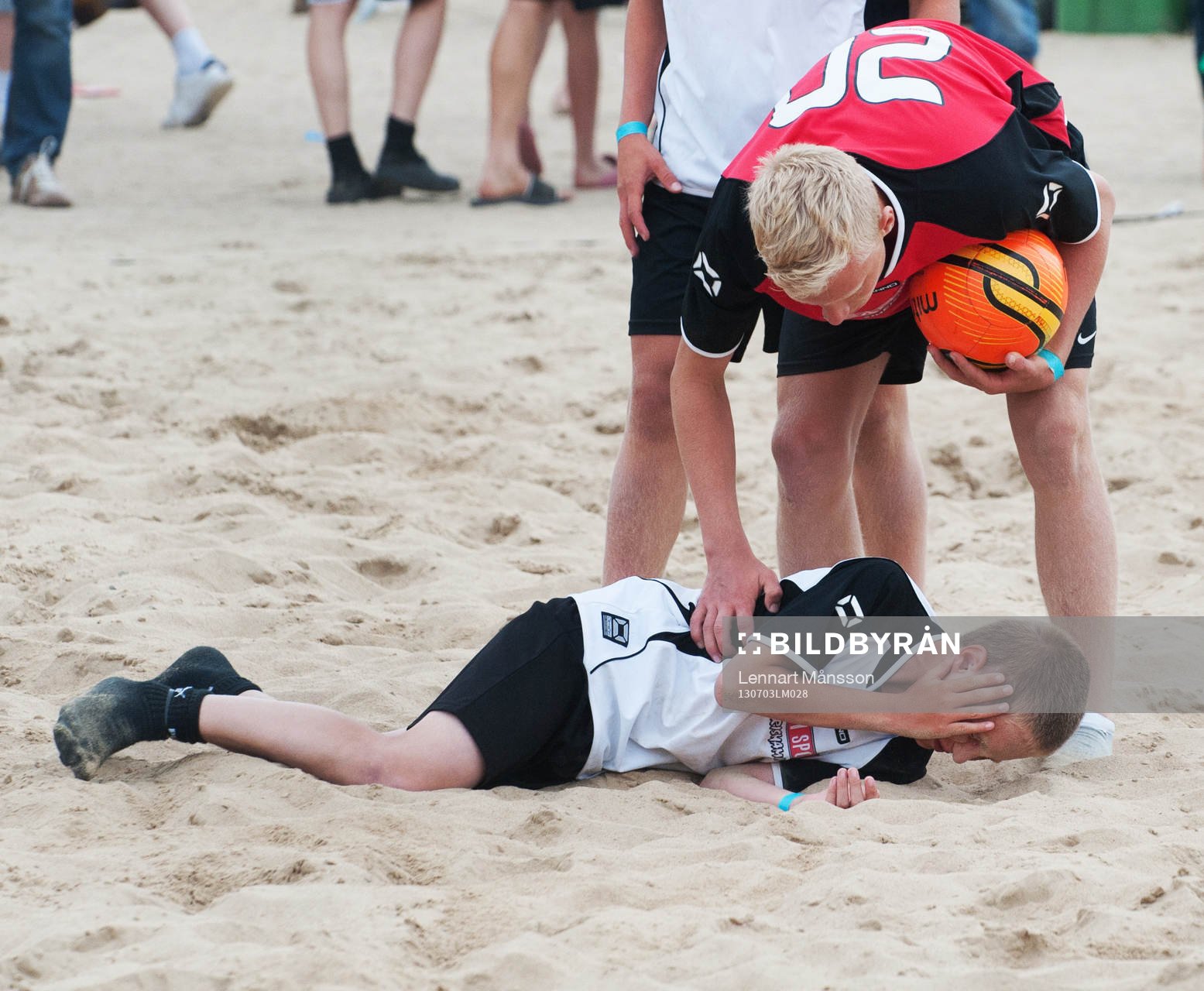 Sand, beachsoccerplan, skada, skadad spelare, fair play