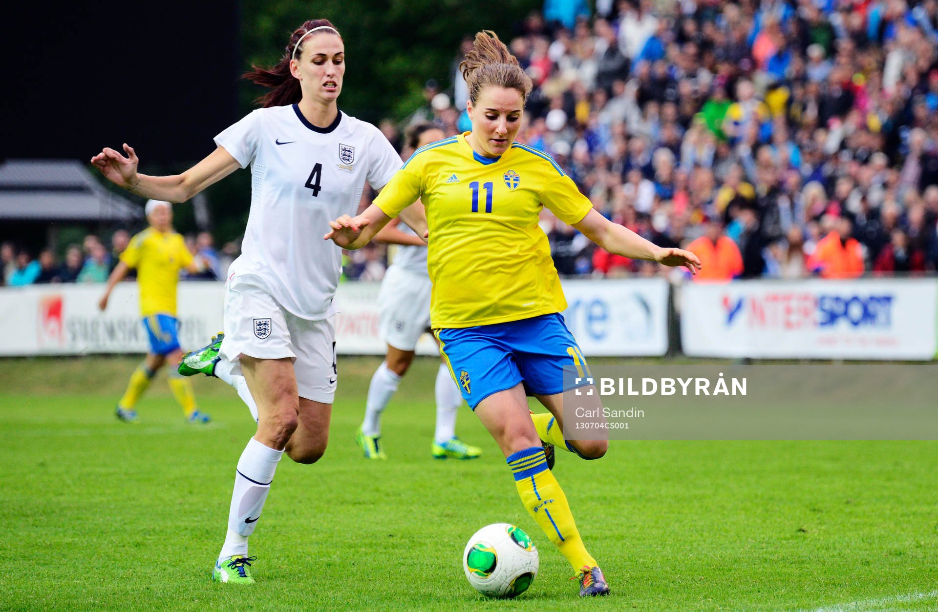 Englands Jill Scott jagar Sveriges Antonia Göransson