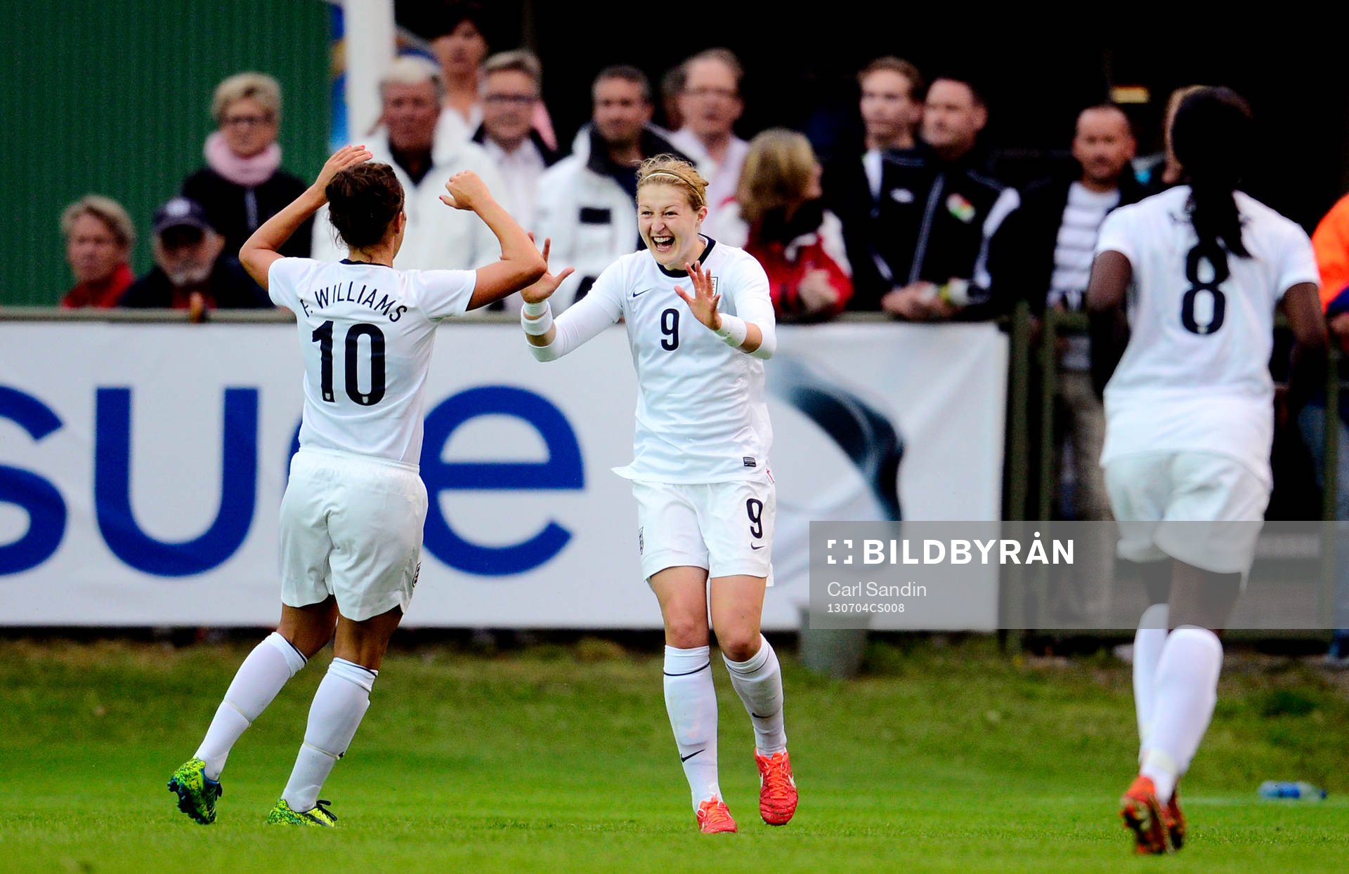 Englands Ellen White gör 0-1 och gratuleras av Englands Fara Williams under träningslandskampen mellan Sverige och England den 4 juli 2013 i Ljungskile.