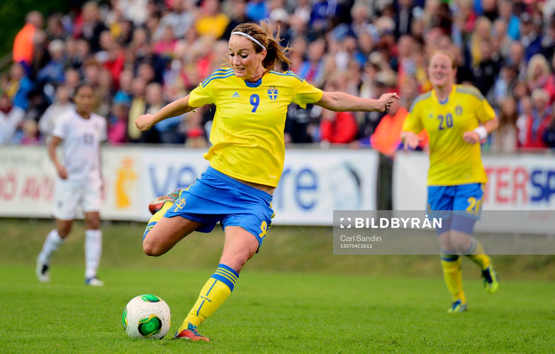 Sveriges Kosovare Asllani skjuter ett skott