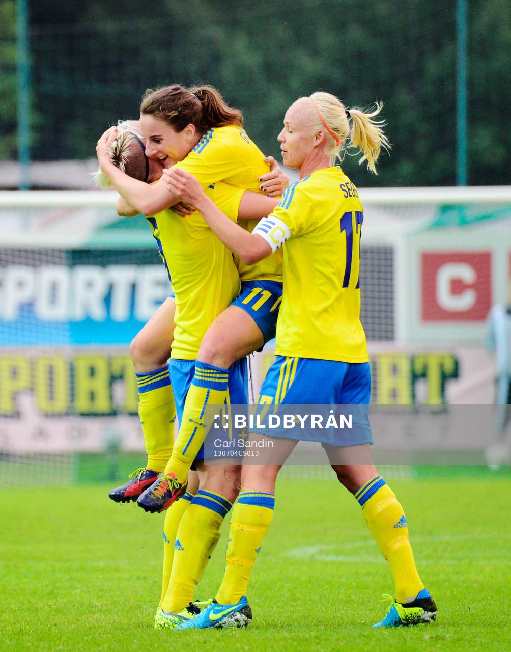Sveriges Antonia Göransson gör 1-1 och kramas om av Nilla