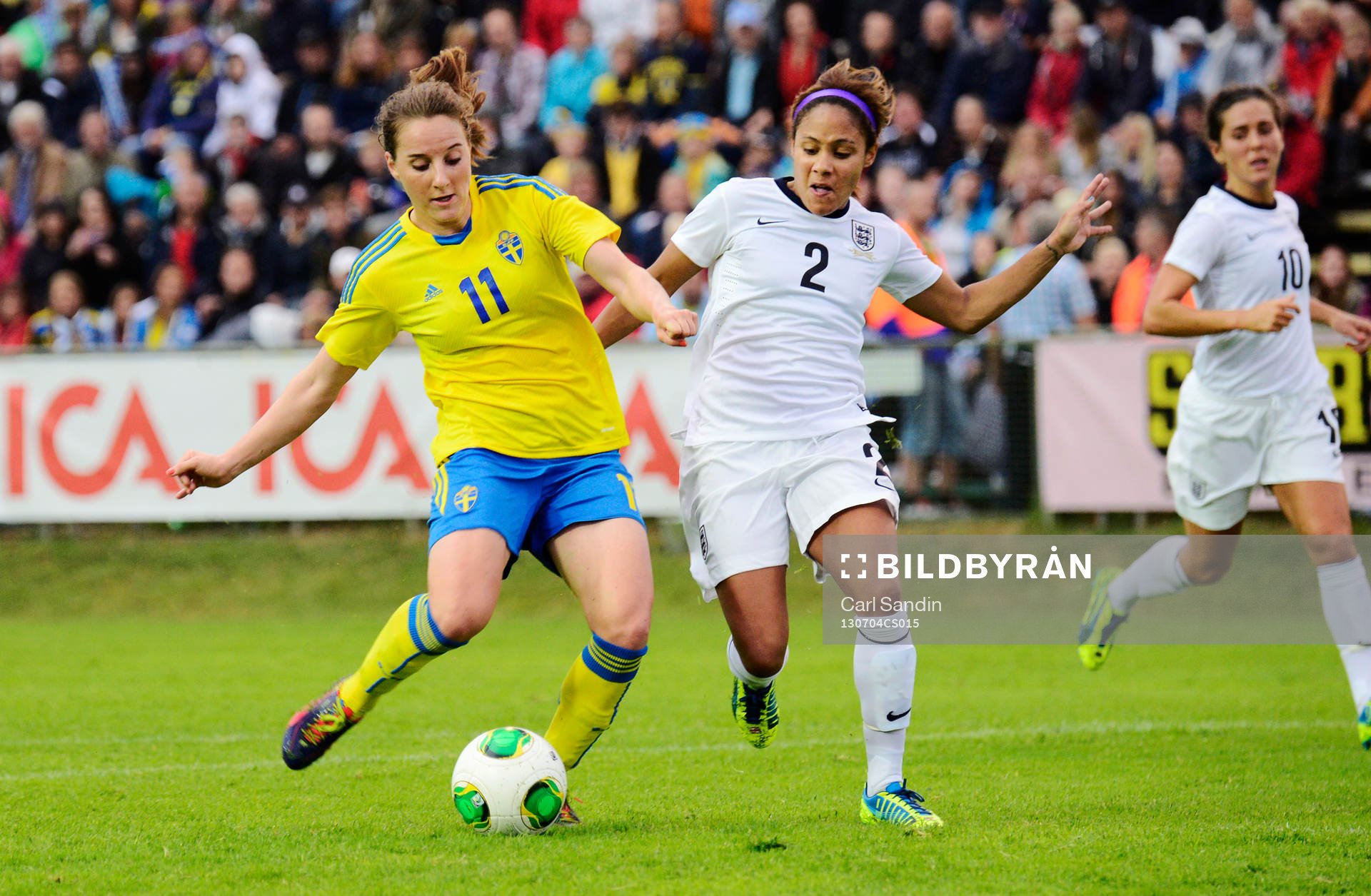 Sveriges Antonia Göransson gör 1-1 framför Englands Alex