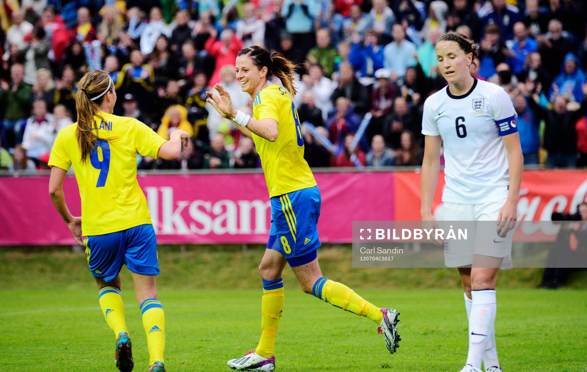 Sveriges Lotta Schelin gör 2-1 och gratuleras av Kosovare Asllani under träningslandskampen mellan Sverige och England den 4 juli 2013 i Ljungskile.
