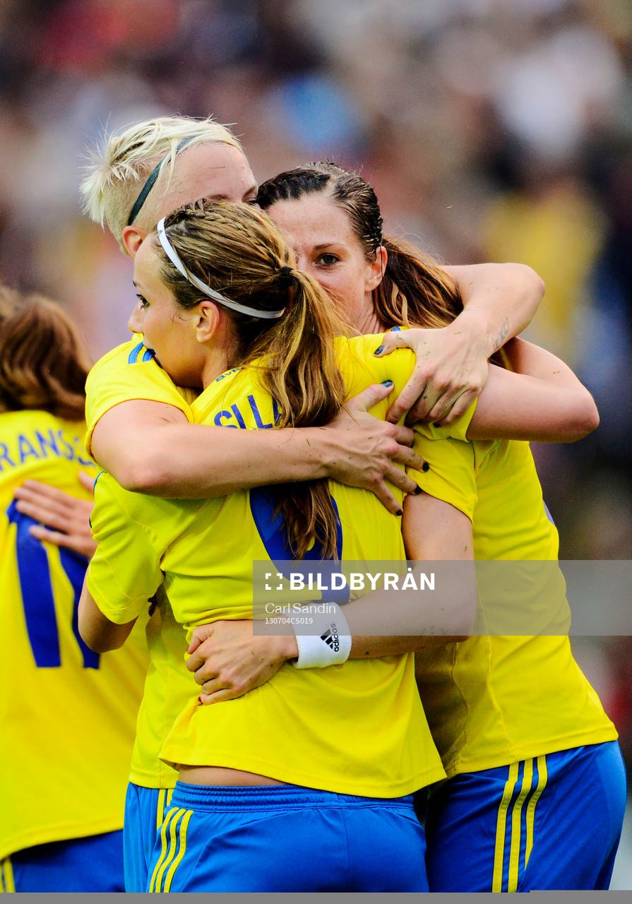 Sveriges Nilla Fischer och Kosovare Asllani kramar om