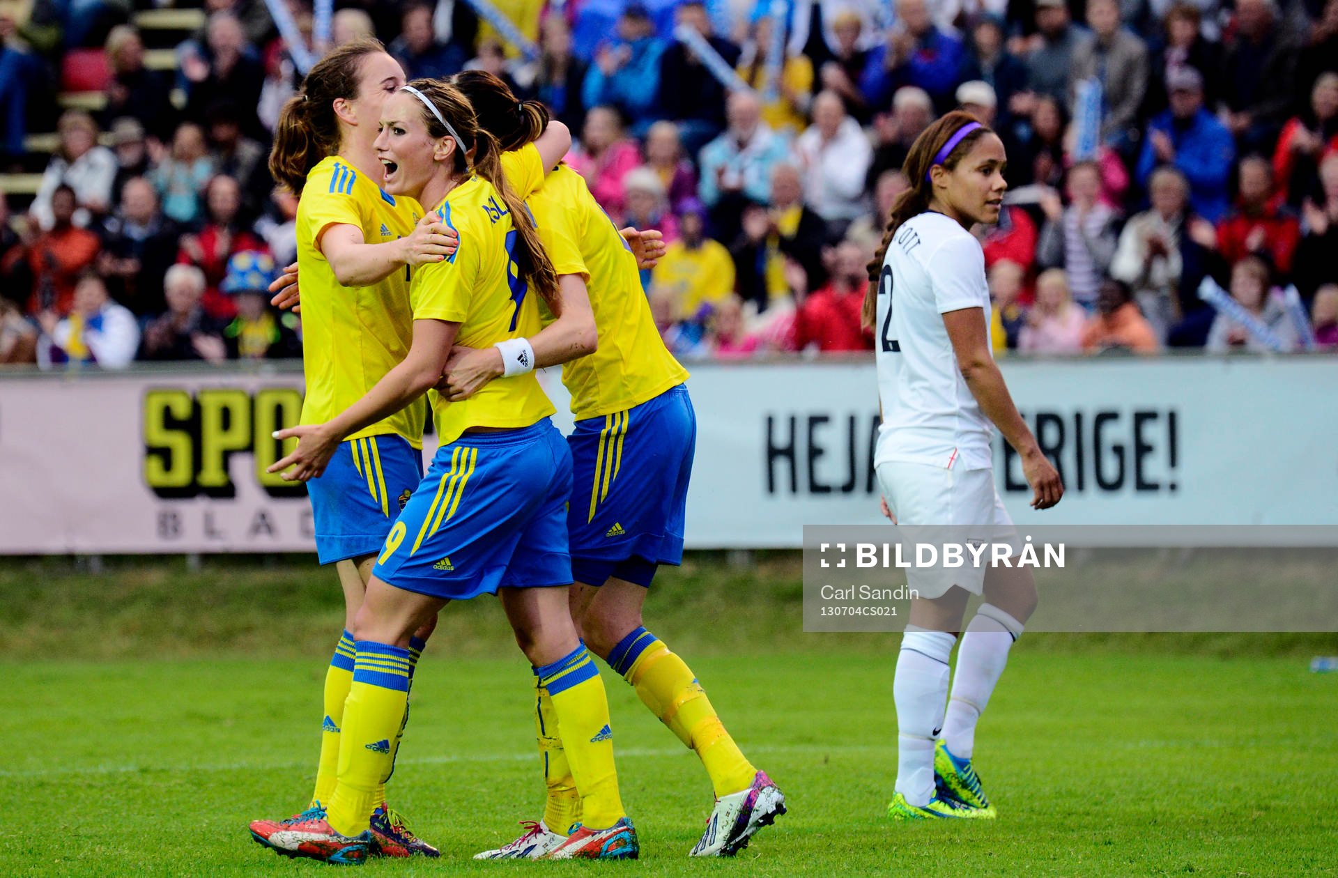 Sveriges Antonia Göransson och Kosovare Asllani kramar om Lotta Schelin efter att hon gjort 2-1 under träningslandskampen mellan Sverige och England den 4 juli 2013 i Ljungskile.
