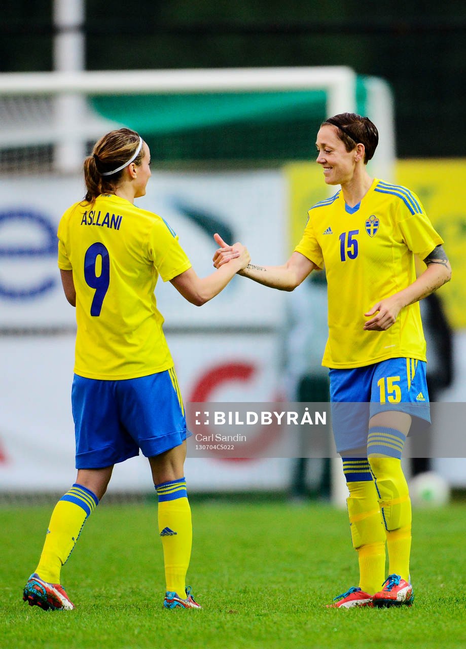 Sveriges Kosovare Asllani tar i hand med inbytta Therese