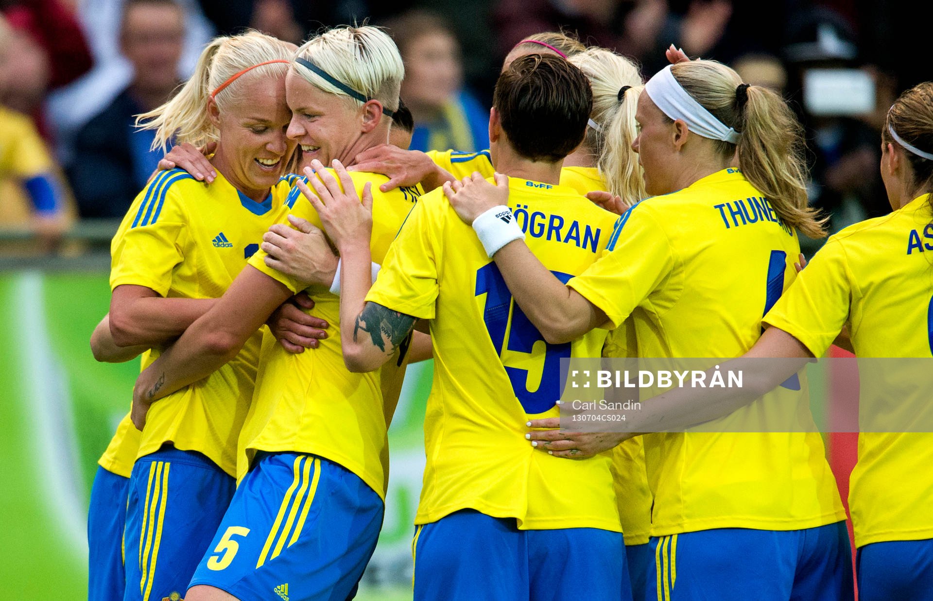 Sveriges Caroline Seger och Nilla Fischer firar