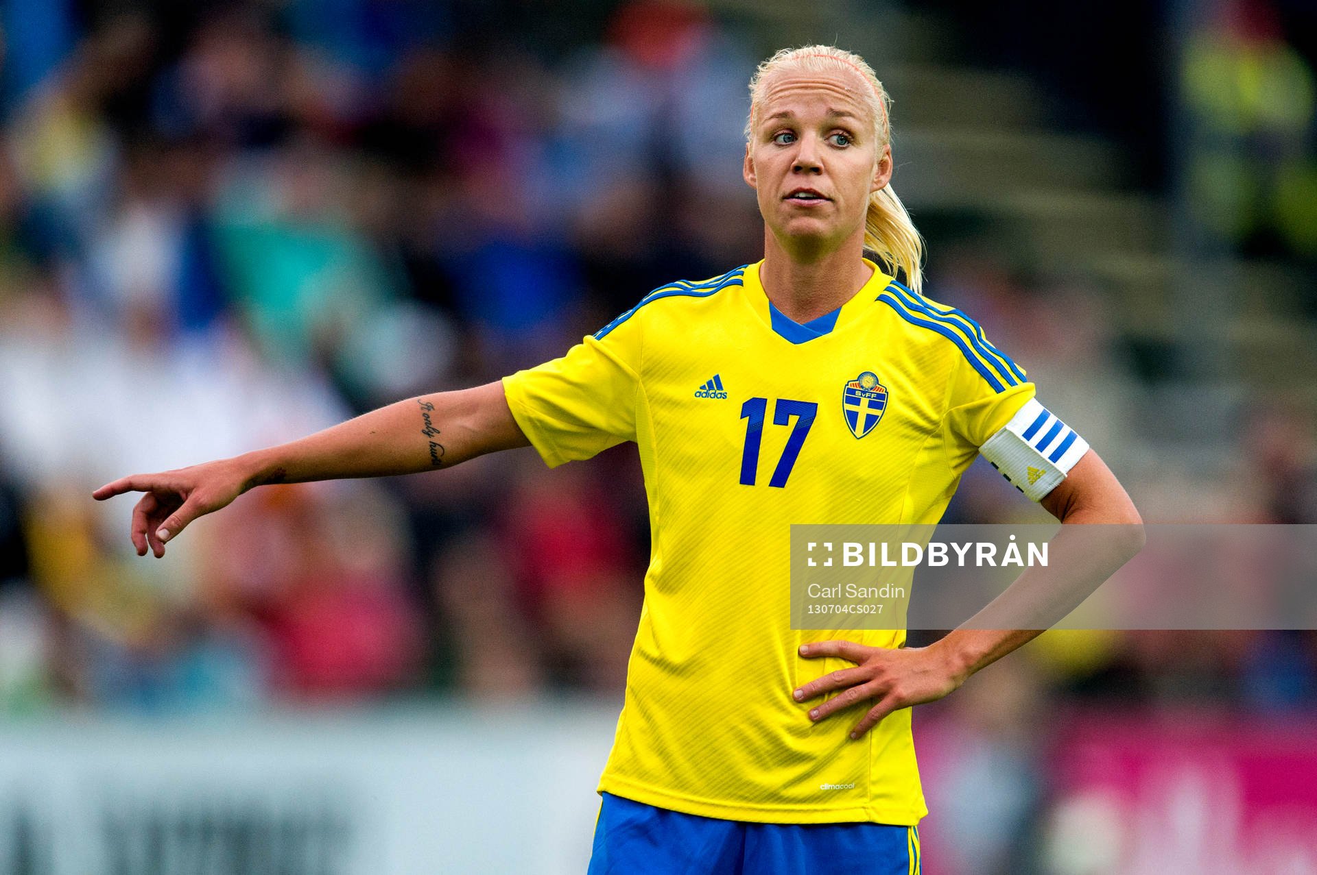 Sveriges Caroline Seger gestikulerar
