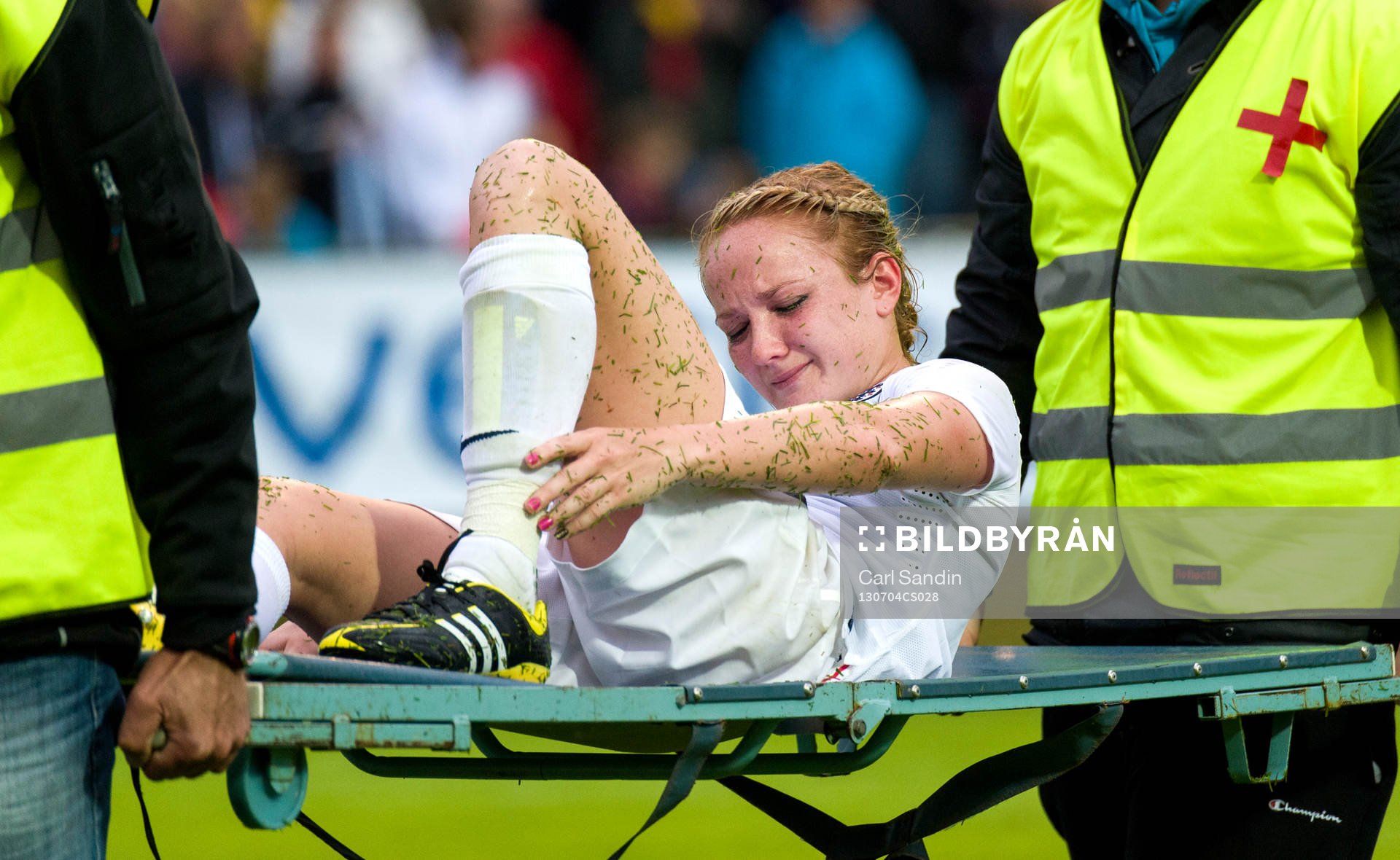 Englands Sophie Bradley bärs skadad av planen