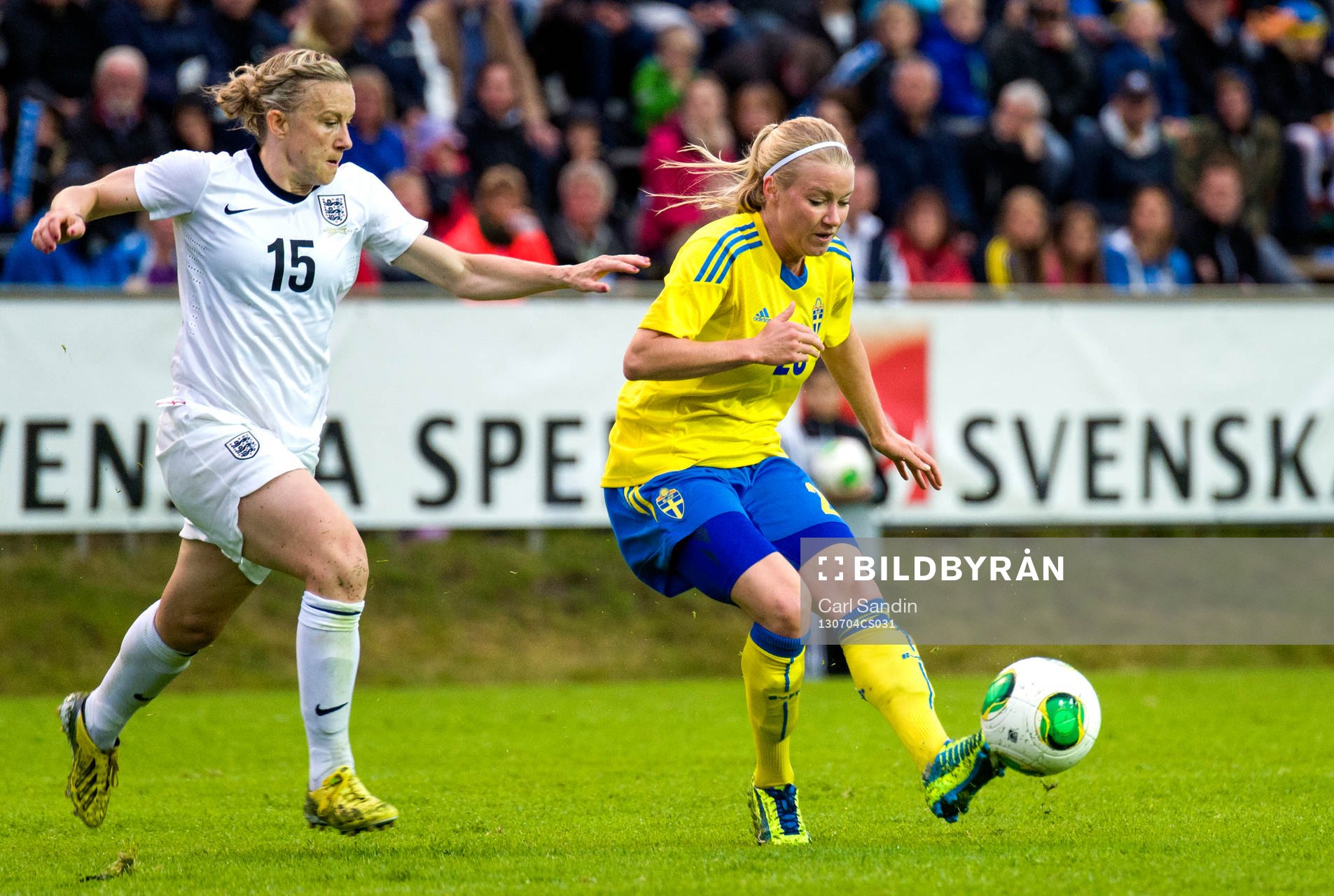 Englands Laura Bassett jagar