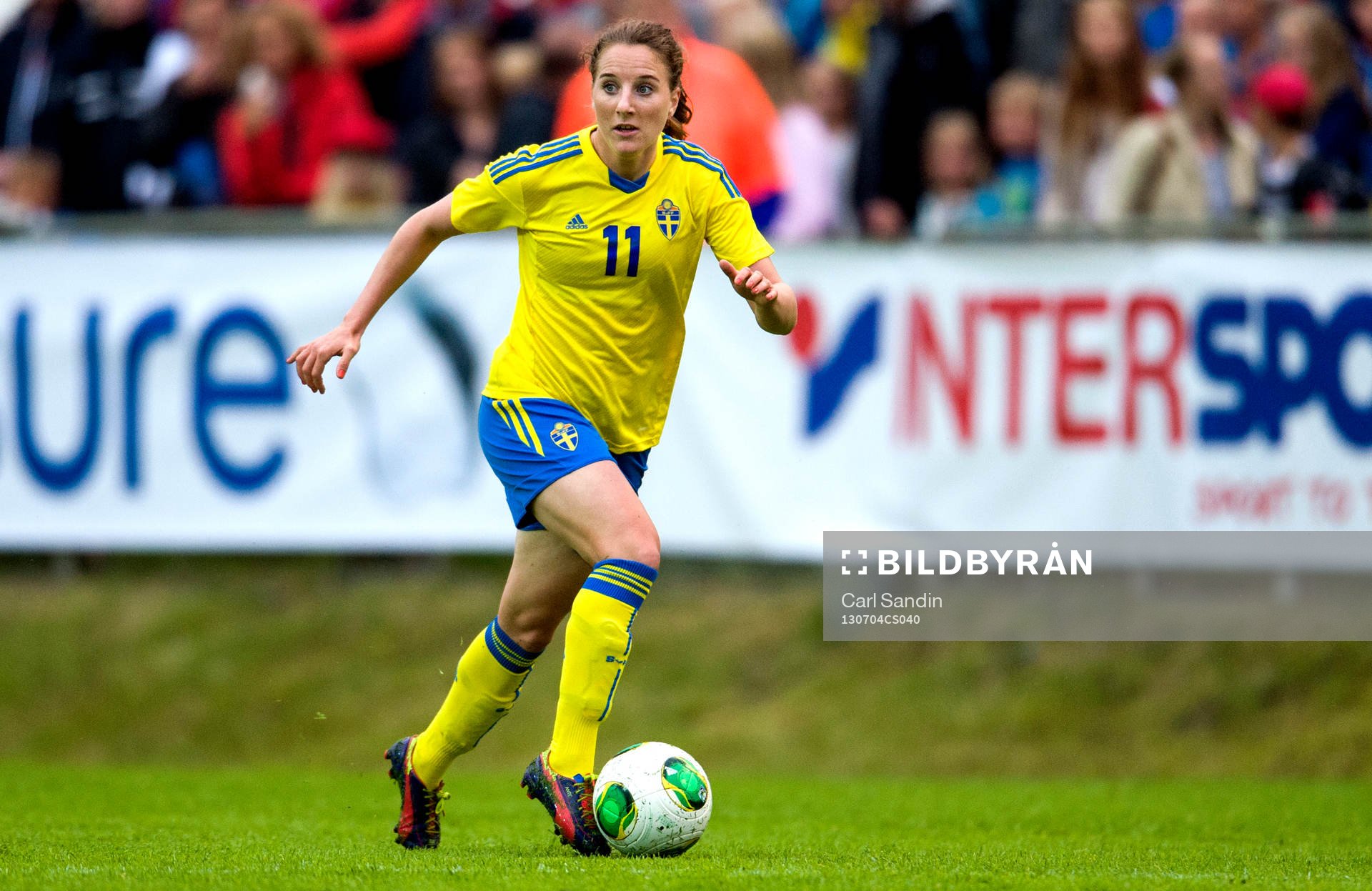 Sveriges Antonia Göransson med bollen