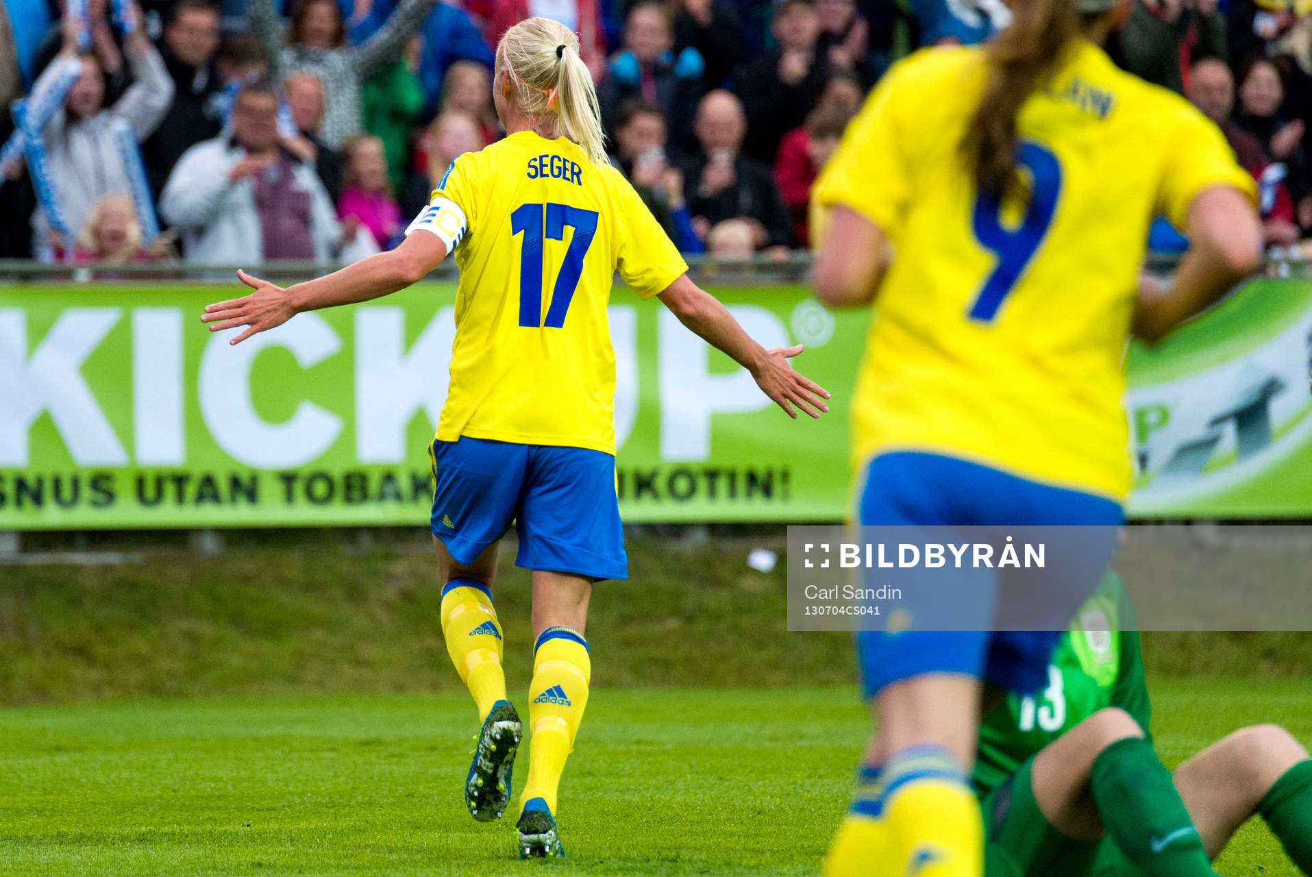 Sveriges Caroline Seger jublar efter sitt 3-1-mål under träningslandskampen mellan Sverige och England den 4 juli 2013 i Ljungskile.