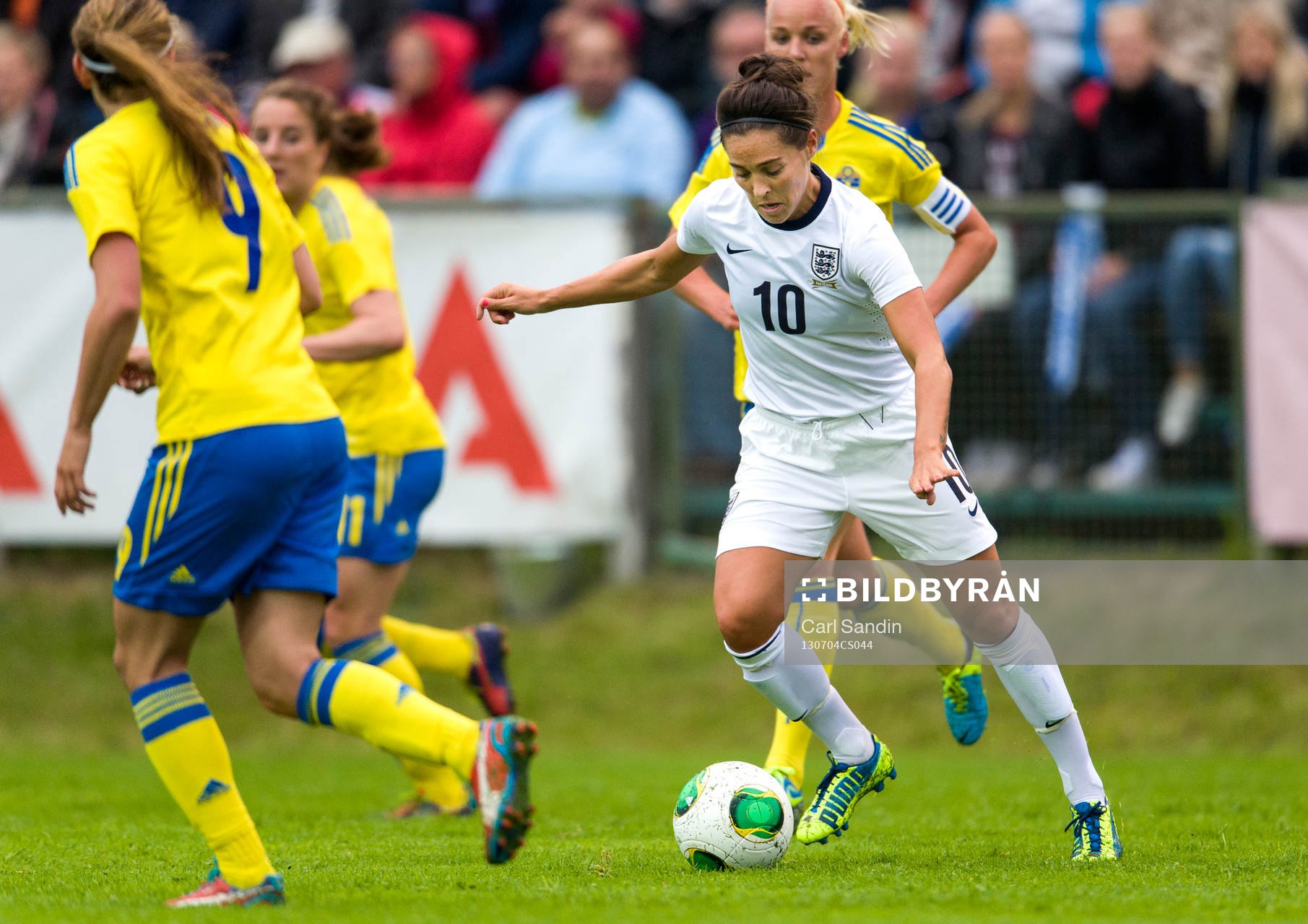 Englands Fara Williams med bollen