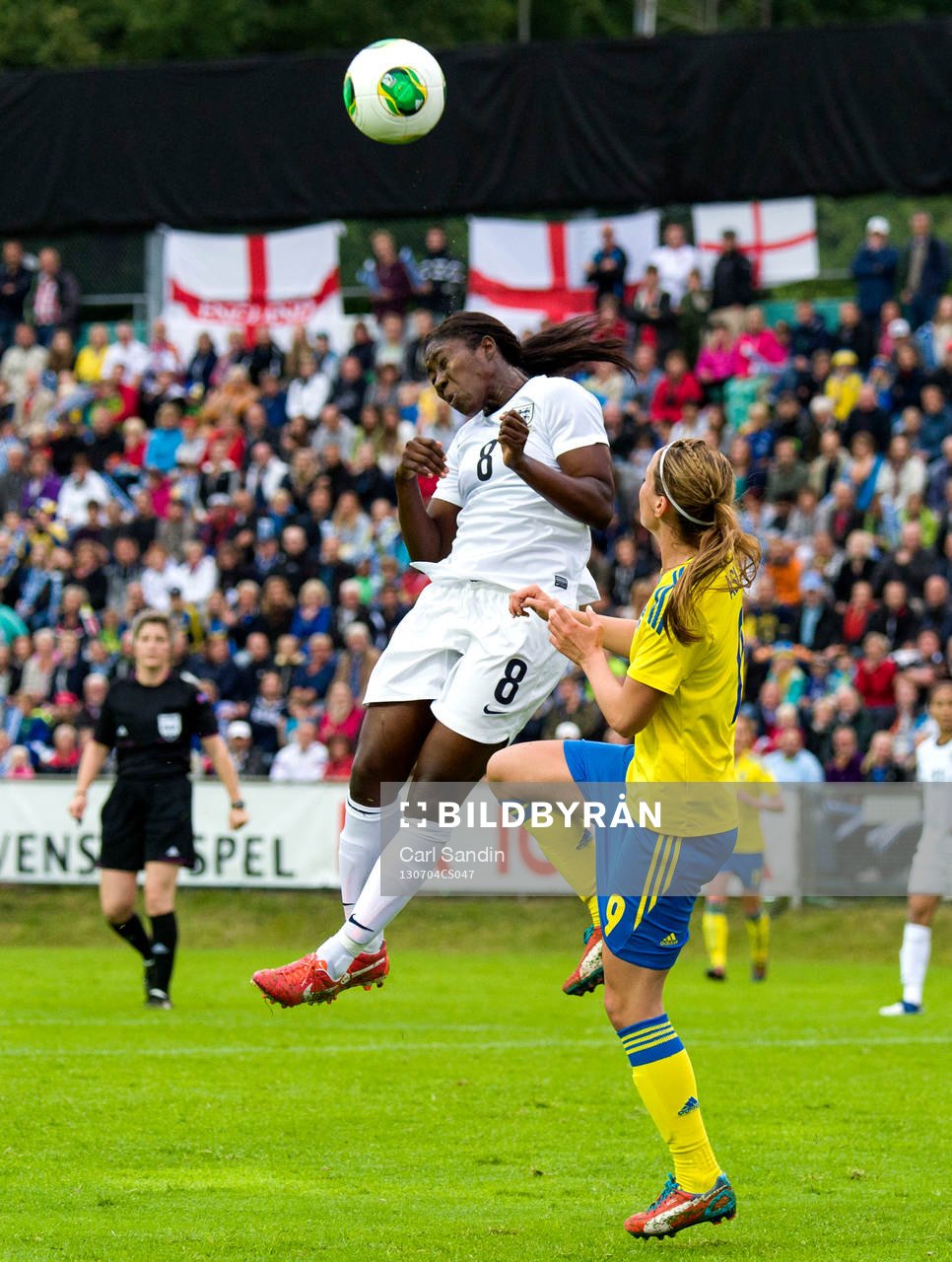 Englands Anita Asante nickar bollen framför Sveriges