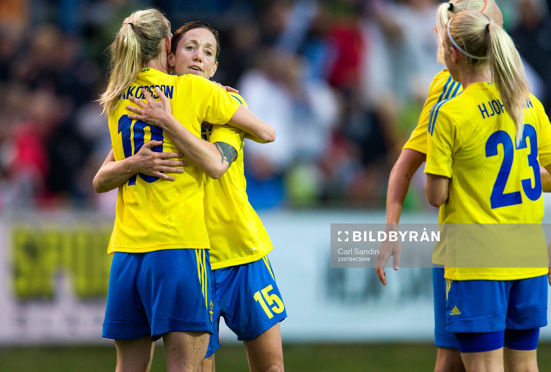 Sveriges Therese Sjögran kramar om Sofia Jakobsson