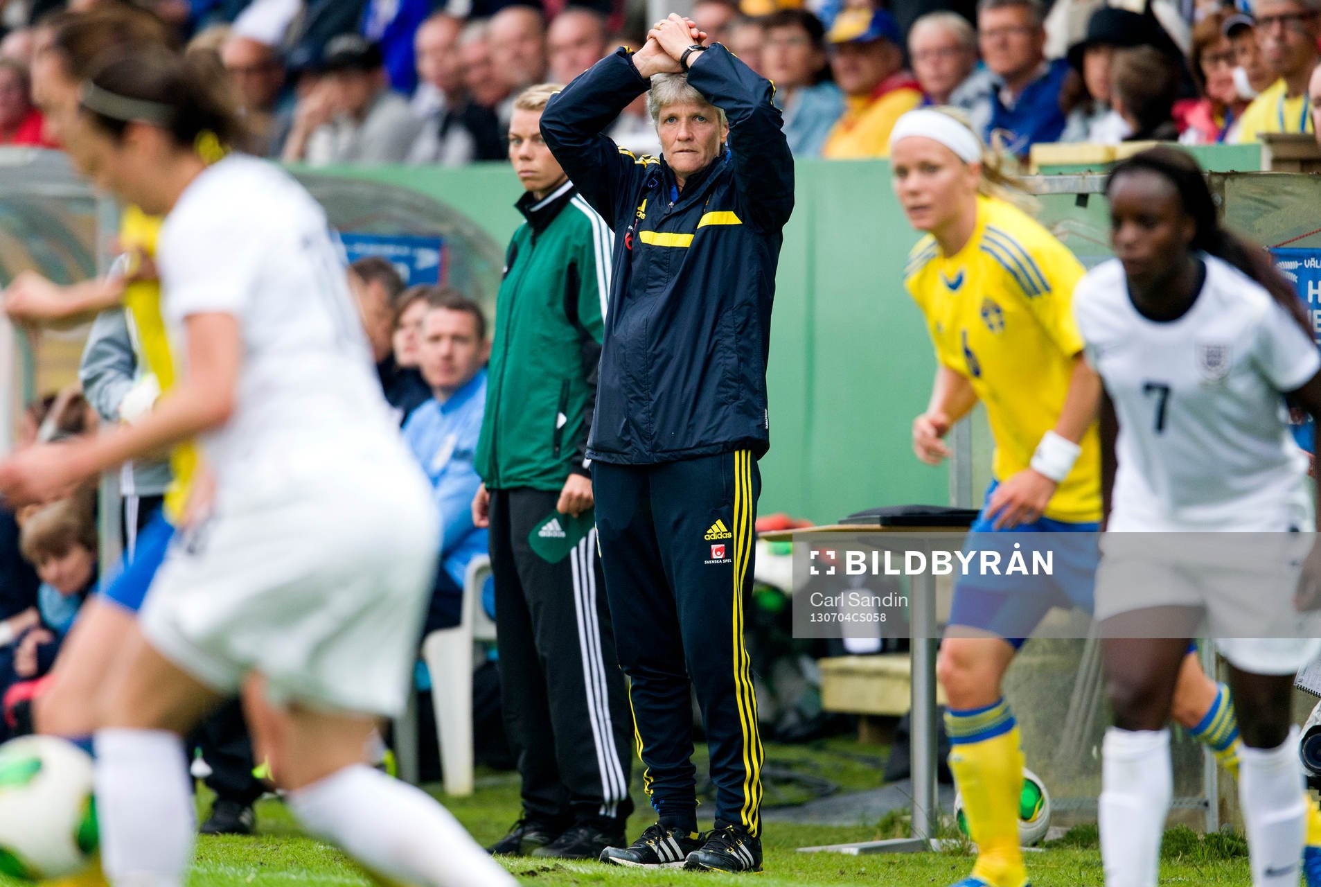 Sveriges förbundskapten Pia Sundhage tar sig för huvudet
