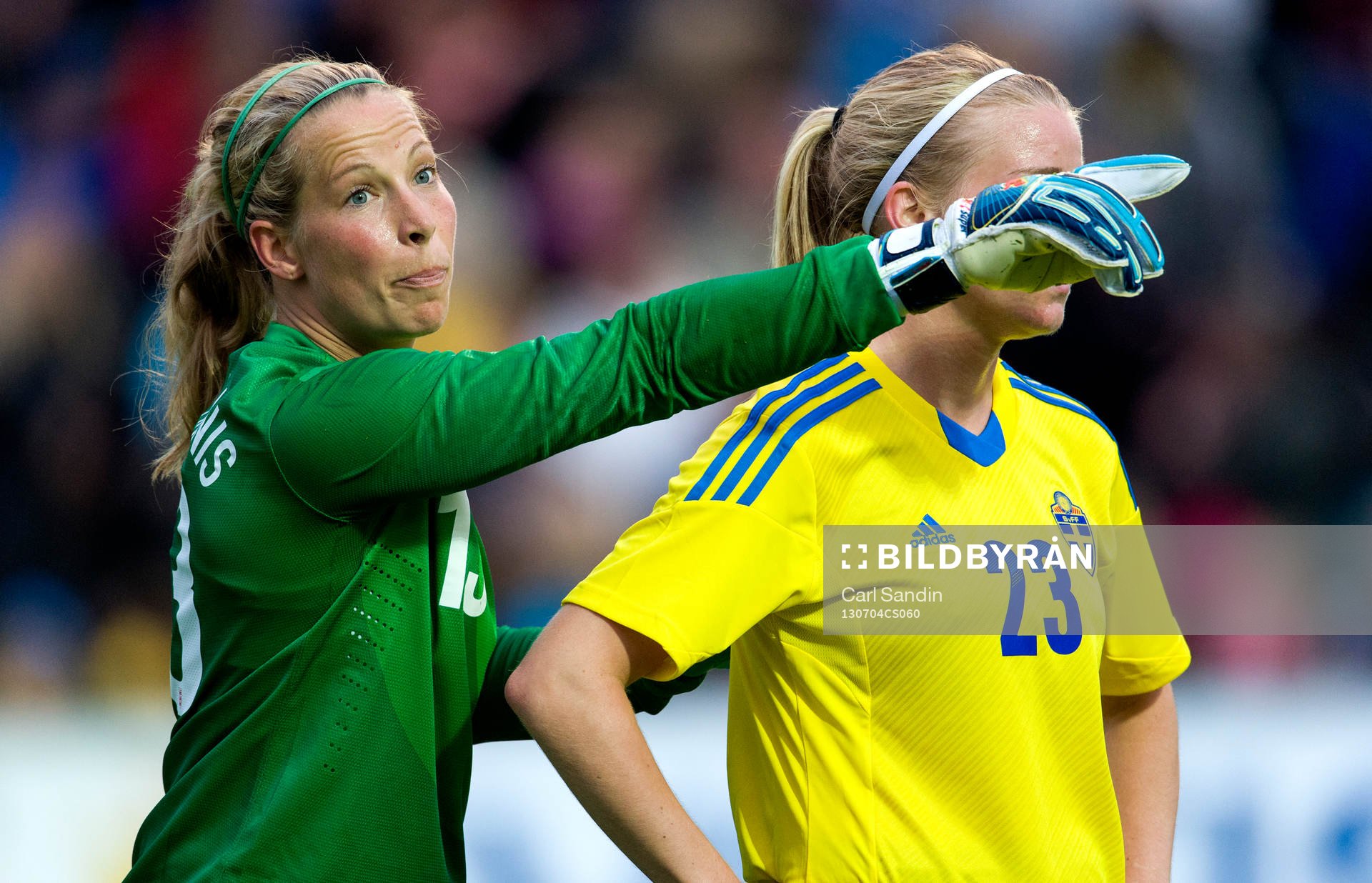 Englands målvakt Rachel Brown-Finnis pekar framför Jenny