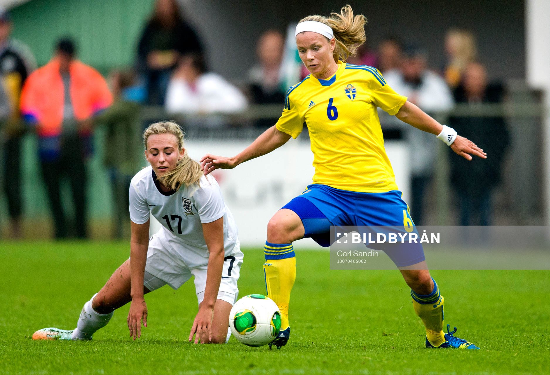 Englands Toni Duggan förlorar en närkamp med Sveriges