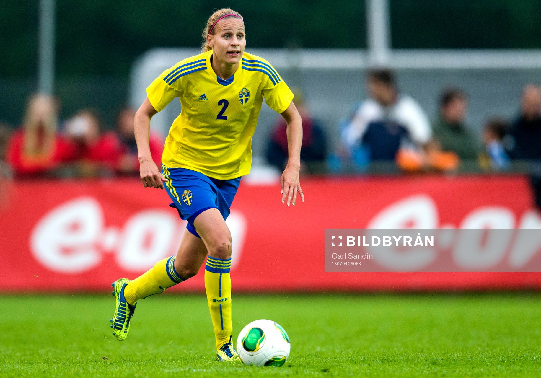 Sveriges Charlotte Rohlin med bollen