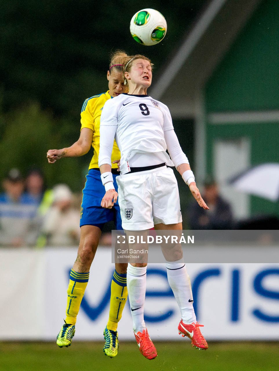 Sveriges Charlotte Rohlin i nickduell med Ellen White under träningslandskampen mellan Sverige och England den 4 juli 2013 i Ljungskile.