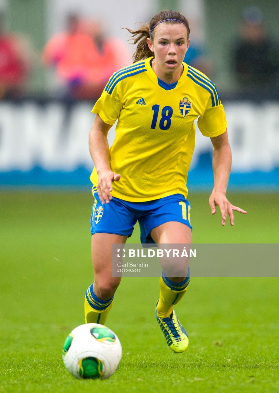 Sveriges Jessica Samuelsson med bollen