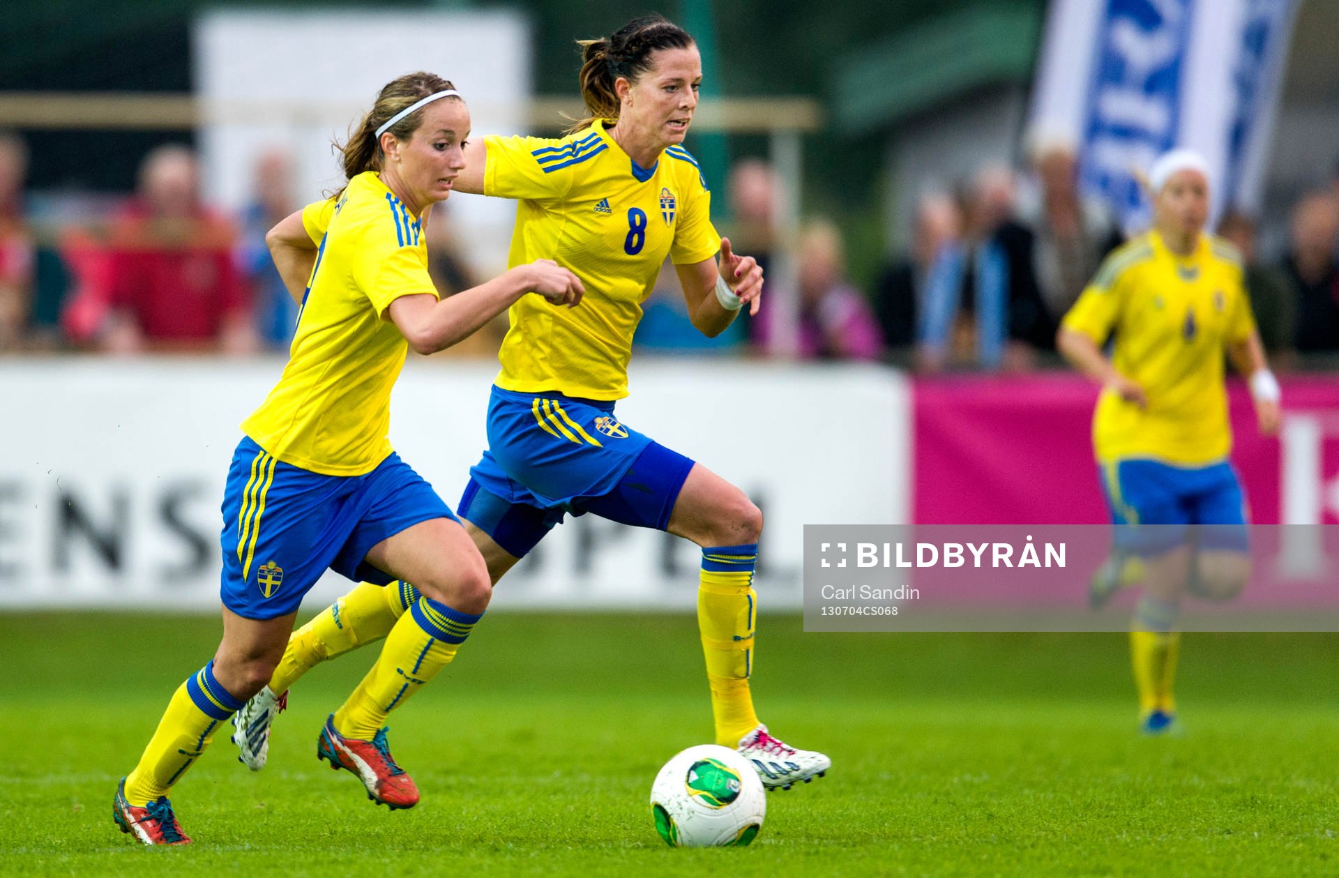 Sveriges Kosovare Asllani och Lotta Schelin