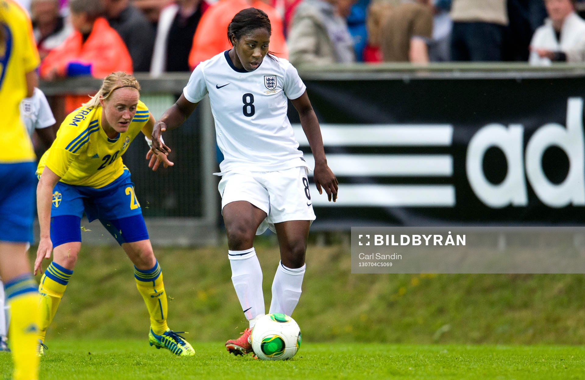 Englands Anita Asante passar bollen