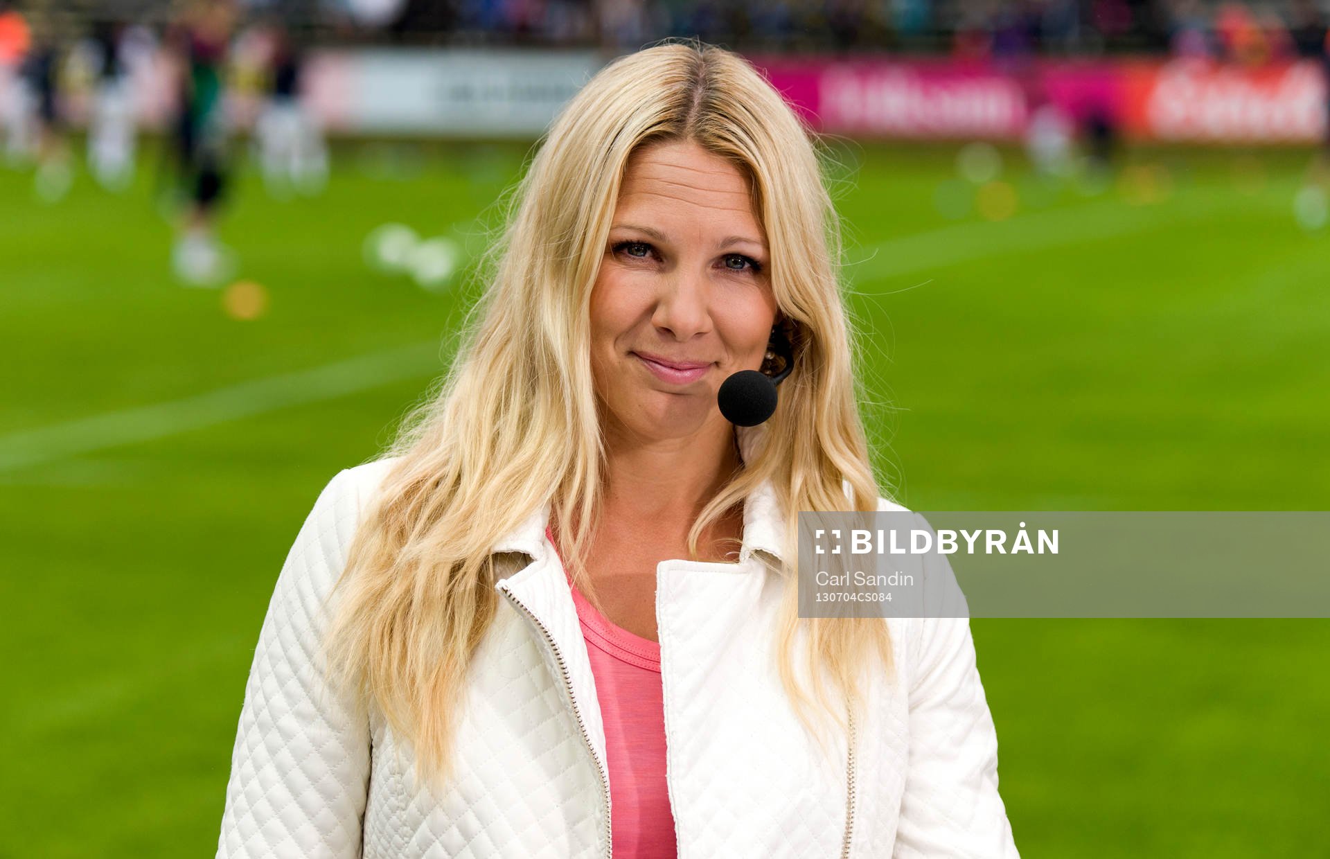 Anna Brolin, journalist på TV4 fotograferas innan träningslandskampen mellan Sverige och England den 4 juli 2013 i Ljungskile.