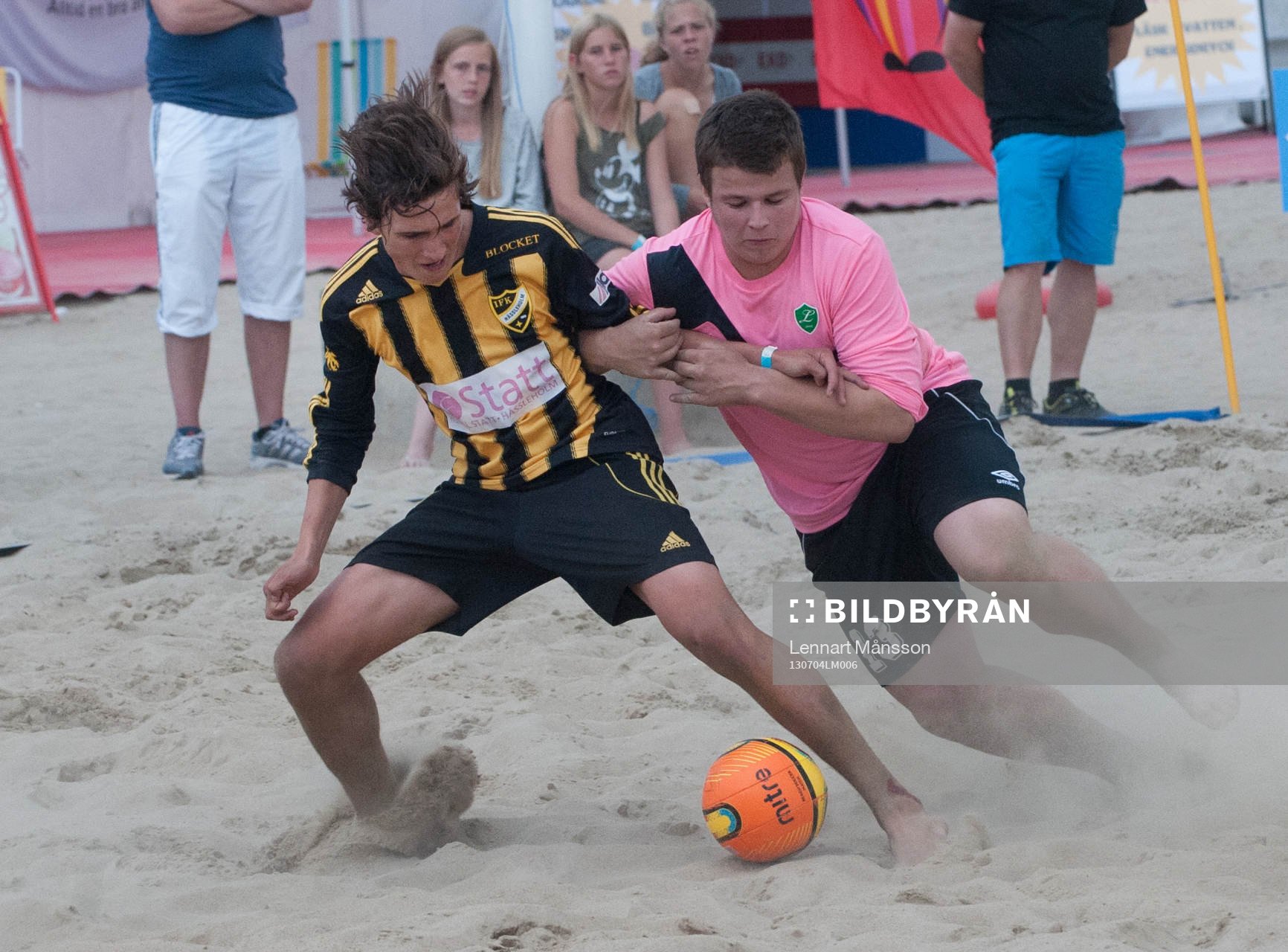 Fotboll, Åhus  beachsoccer: SM, IFK Hässleholm - Limhamn/Bunkeflo 5-0, här görs Simon Omani, Hässleholm, ner av motståndarkeepern och det blir straff