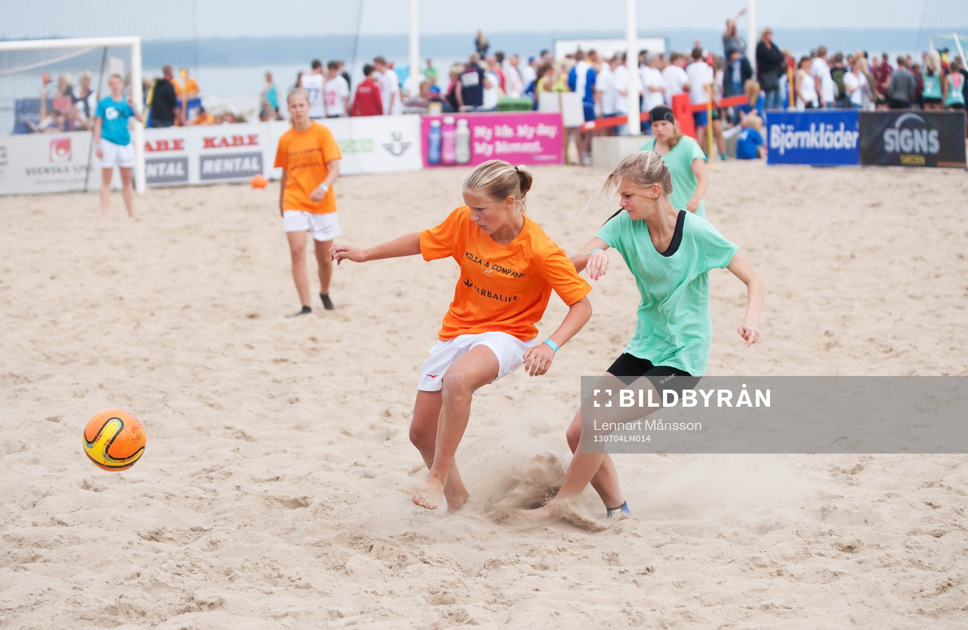 Sand, fotboll, närkamp, havsmiljö, tjejer