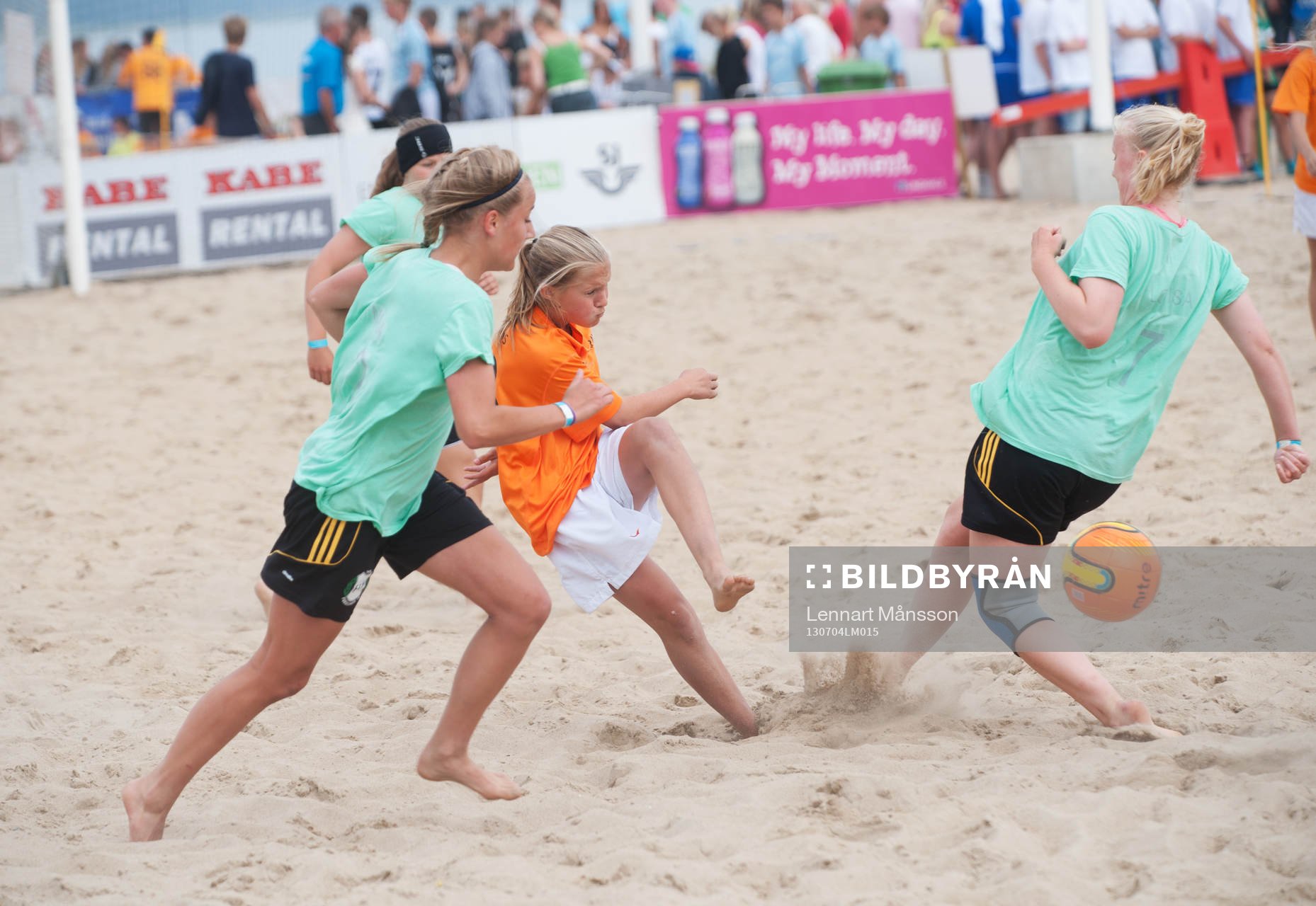 Sand, fotboll, närkamp, havsmiljö, tjejer
