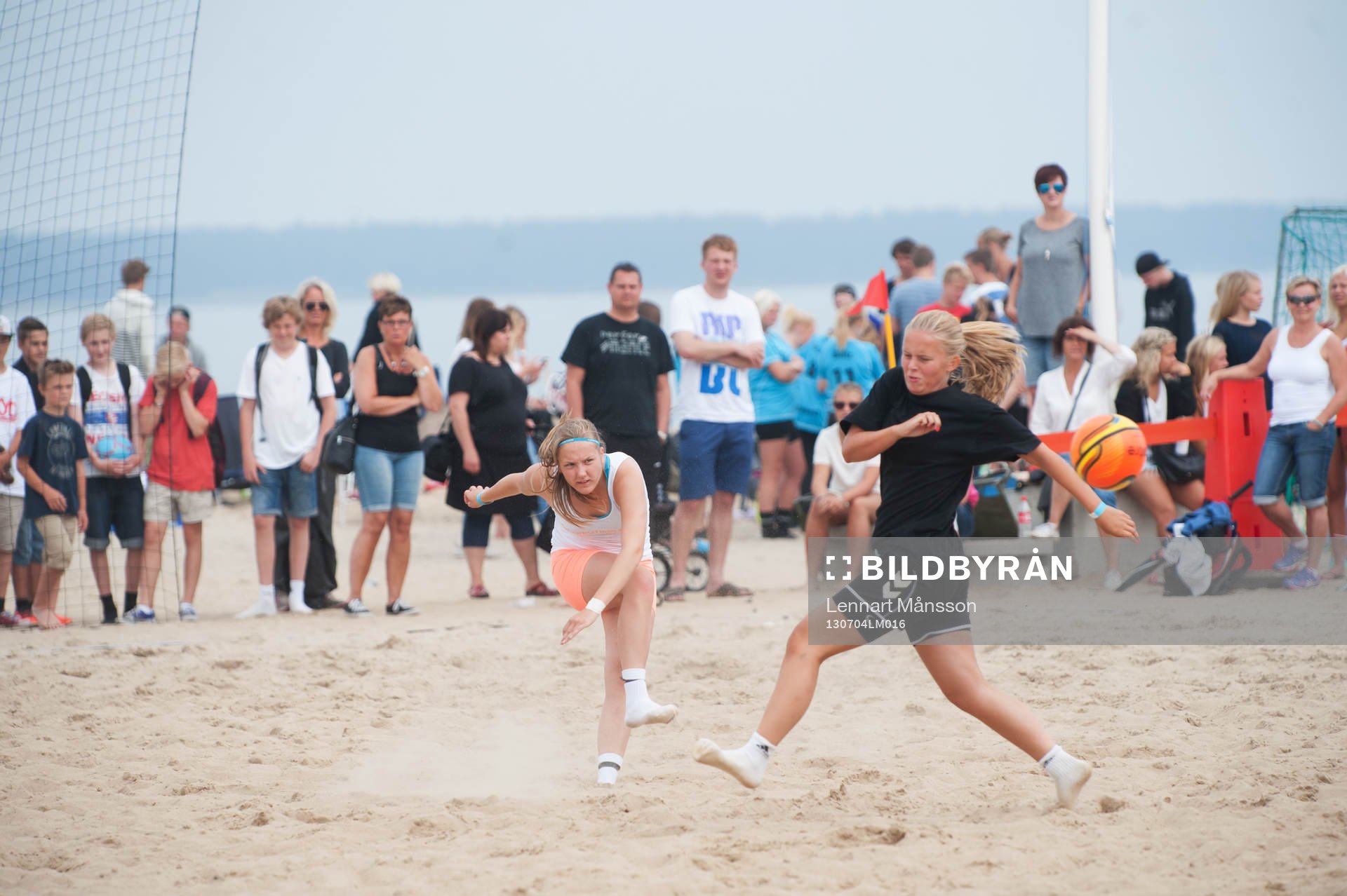 Sand, fotboll, närkamp, havsmiljö, tjejer