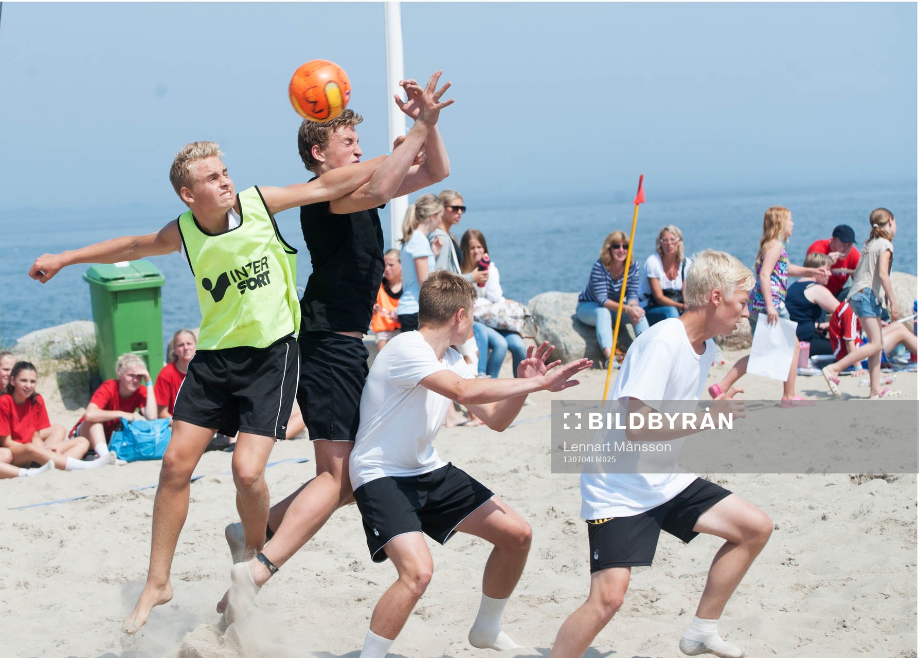 Sand, fotboll, närkamp, havsmiljö, målvakt, höjdduell