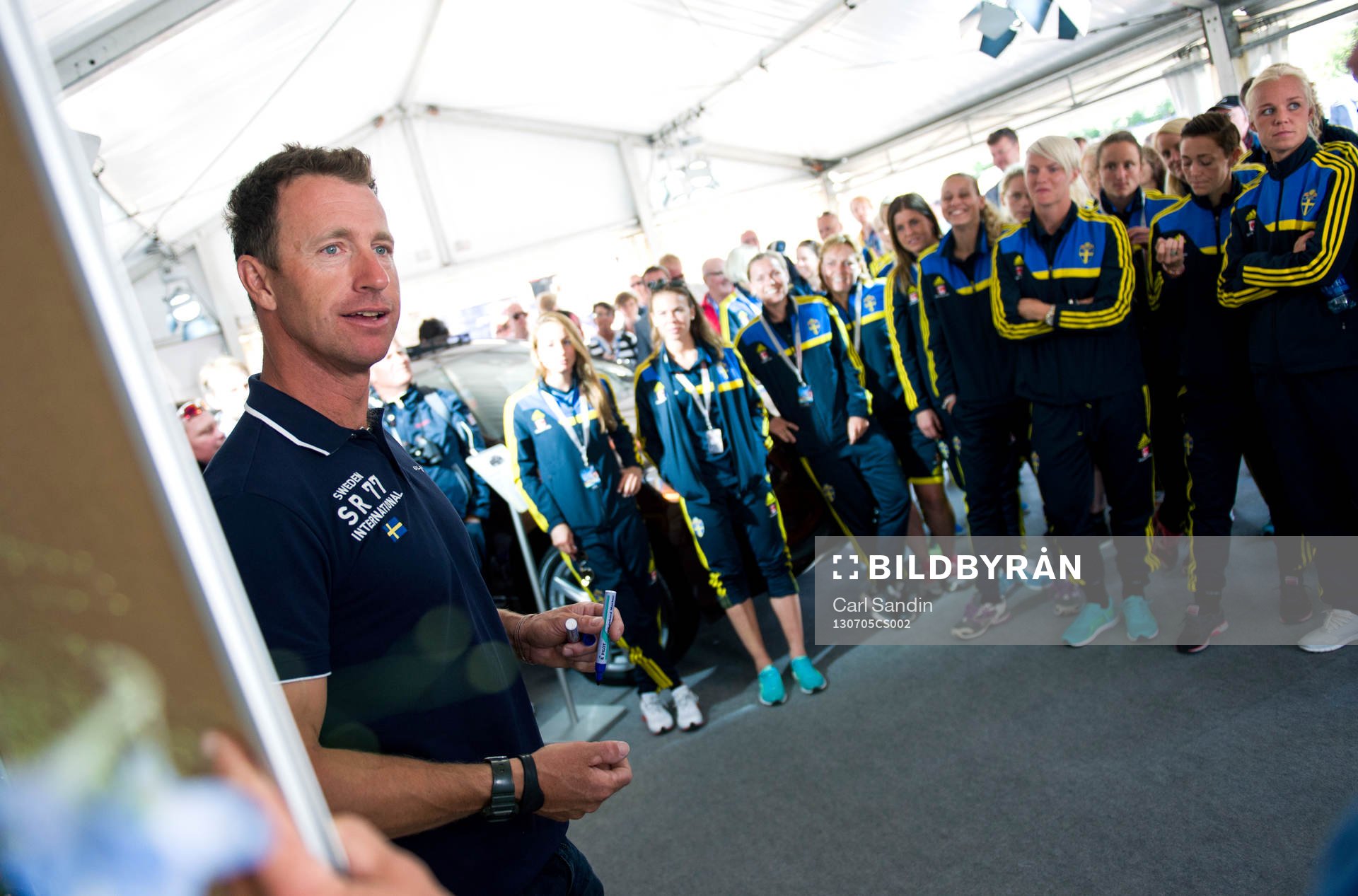 Fredrik Lööf instruerar laget i segling