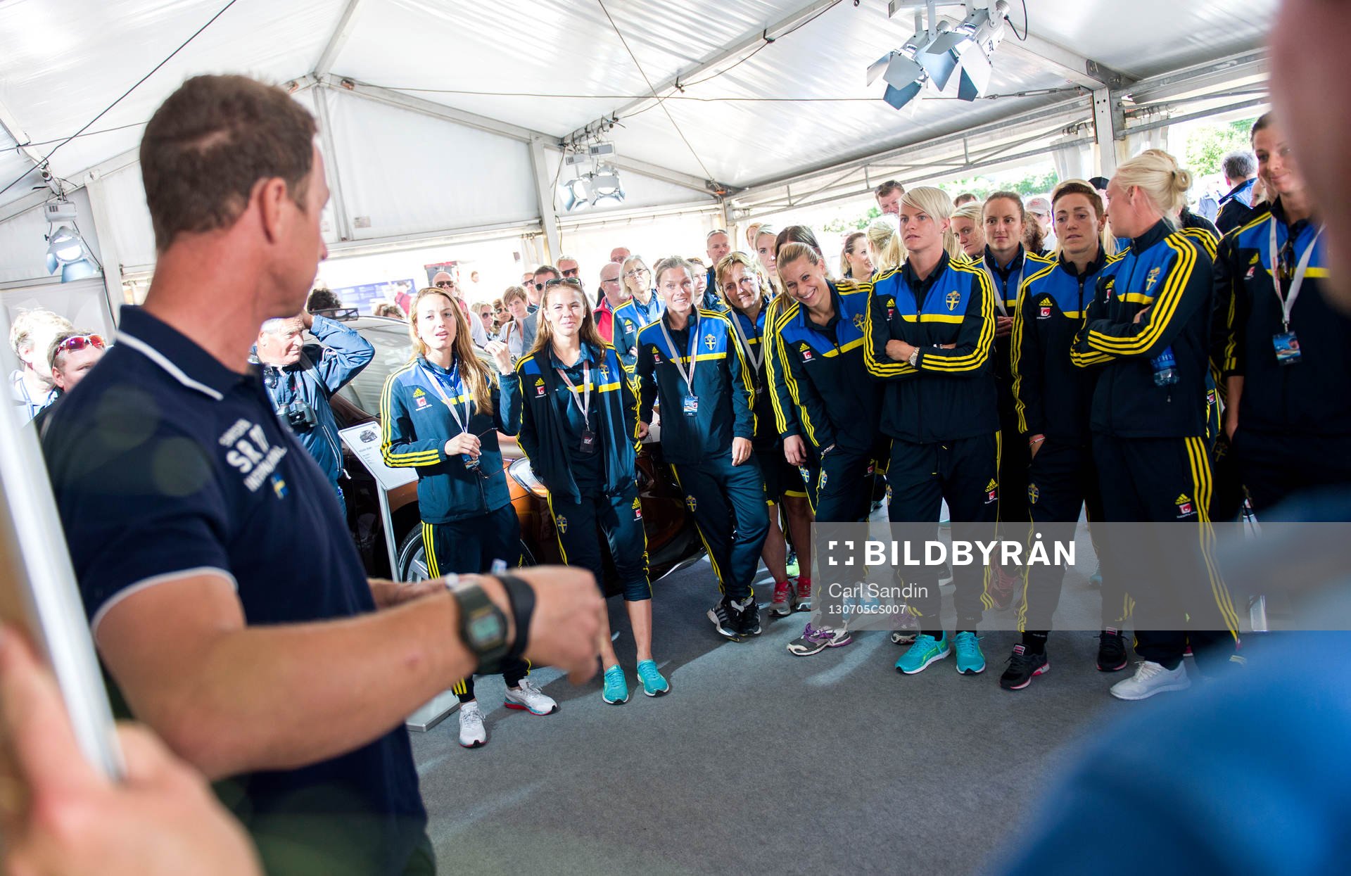 Fredrik Lööf instruerar laget i segling