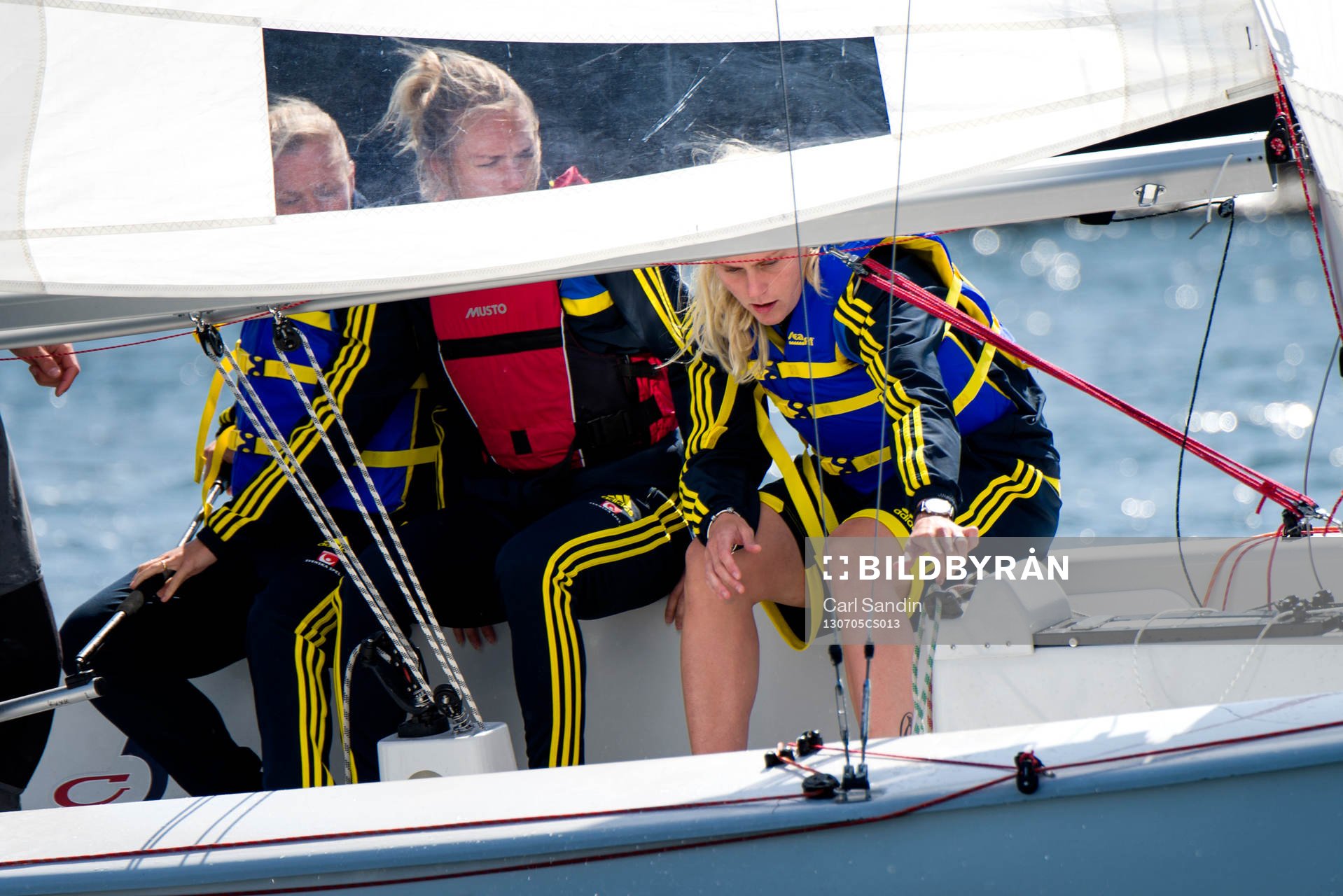 Sara Thunebro, Stina Segerström och Lisa Dahlkvist seglar