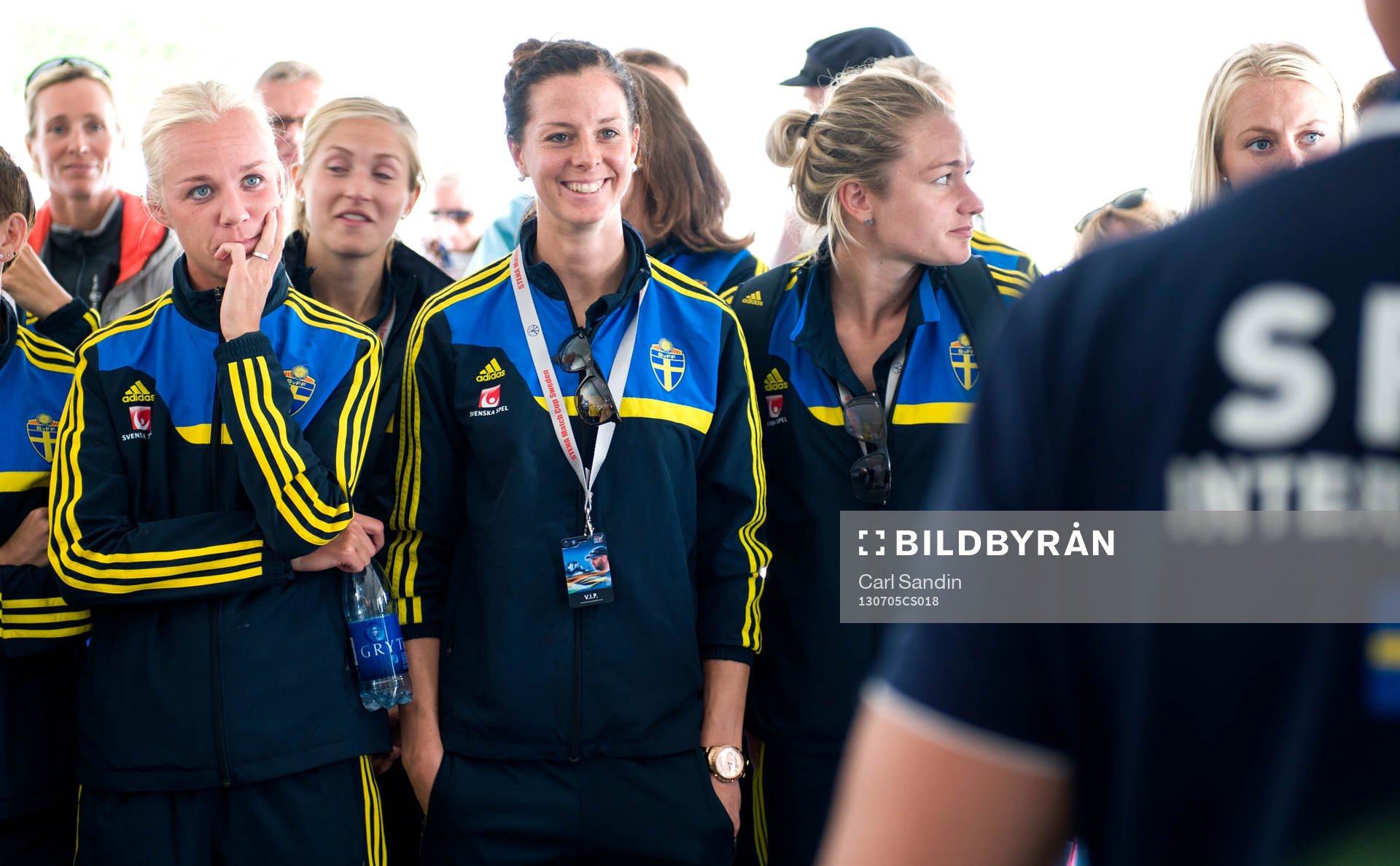 Caroline Seger och Lotta Schelin lyssnar på Fredrik Lööf
