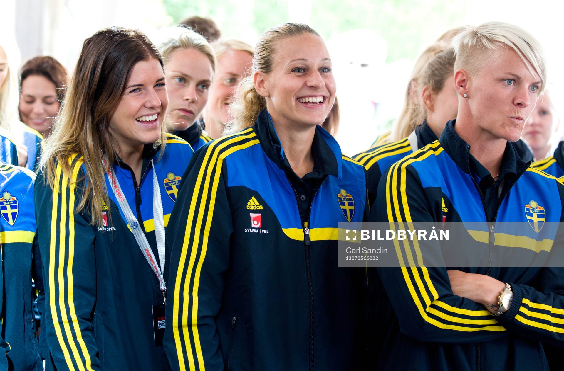 Olivia Schough Charlotte Rohlin och Nilla Fischer lyssnar