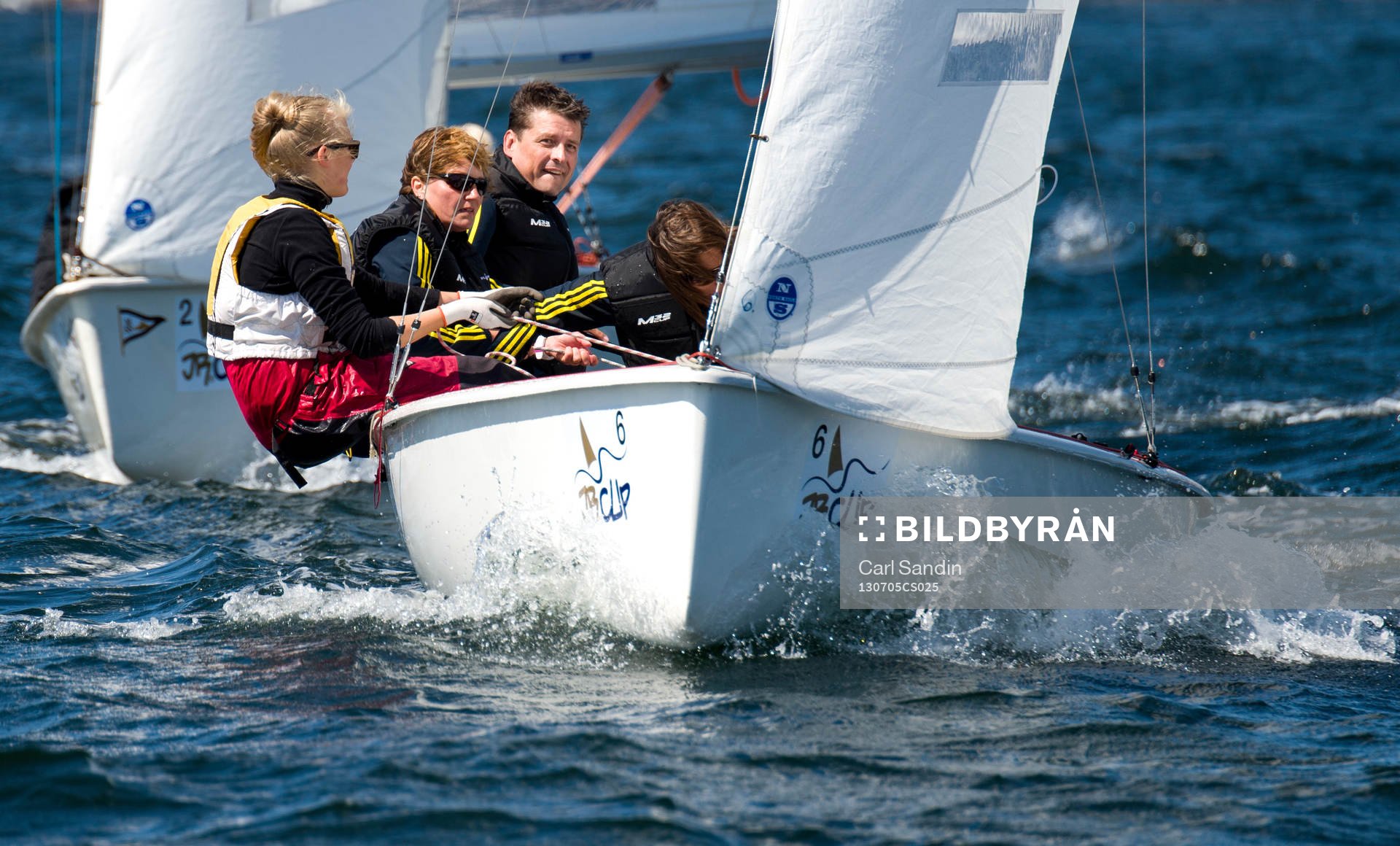 Annica Näsmark, Karin Schröder (vänd från kameran) och Mats Börjesson seglar tillsammans under damlandslagets aktivitetsdag den 5 juli 2013 i Marstrand.
