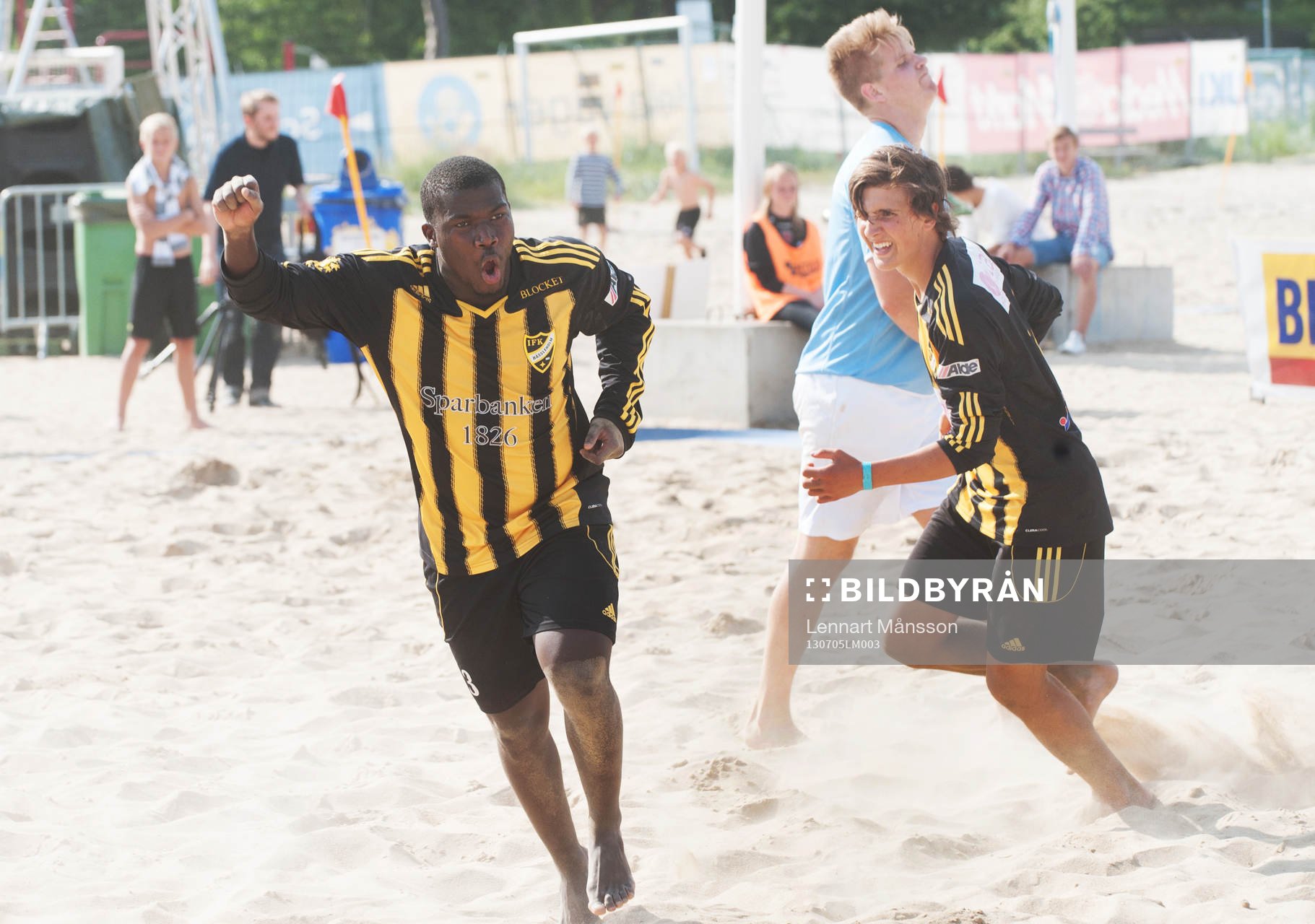 Fotboll, Åhus  beachsoccer, SM, IFK Hässleholm - Åhus: Andile Xaba har gjort segermålet 5-4
