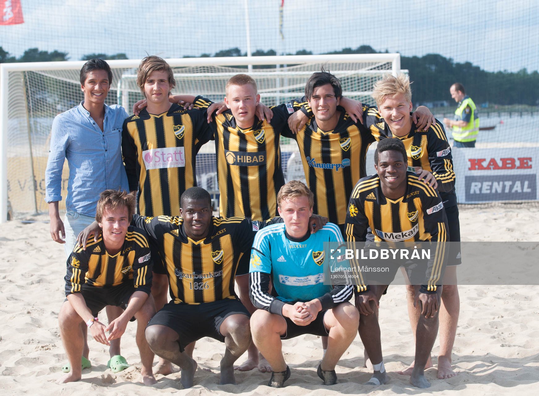 Fotboll, Åhus beachsoccer, SM, IFK Hässleholm - Åhus: Bakre raden fr.v., Collin Ribba, Simon Omari, Theo Ekström, Ivan Barazza, Robin Persson. Främre raden fr.v. Filip Melin, Andile Xaba, Alexander Nilsson och Edem Hetcheli.