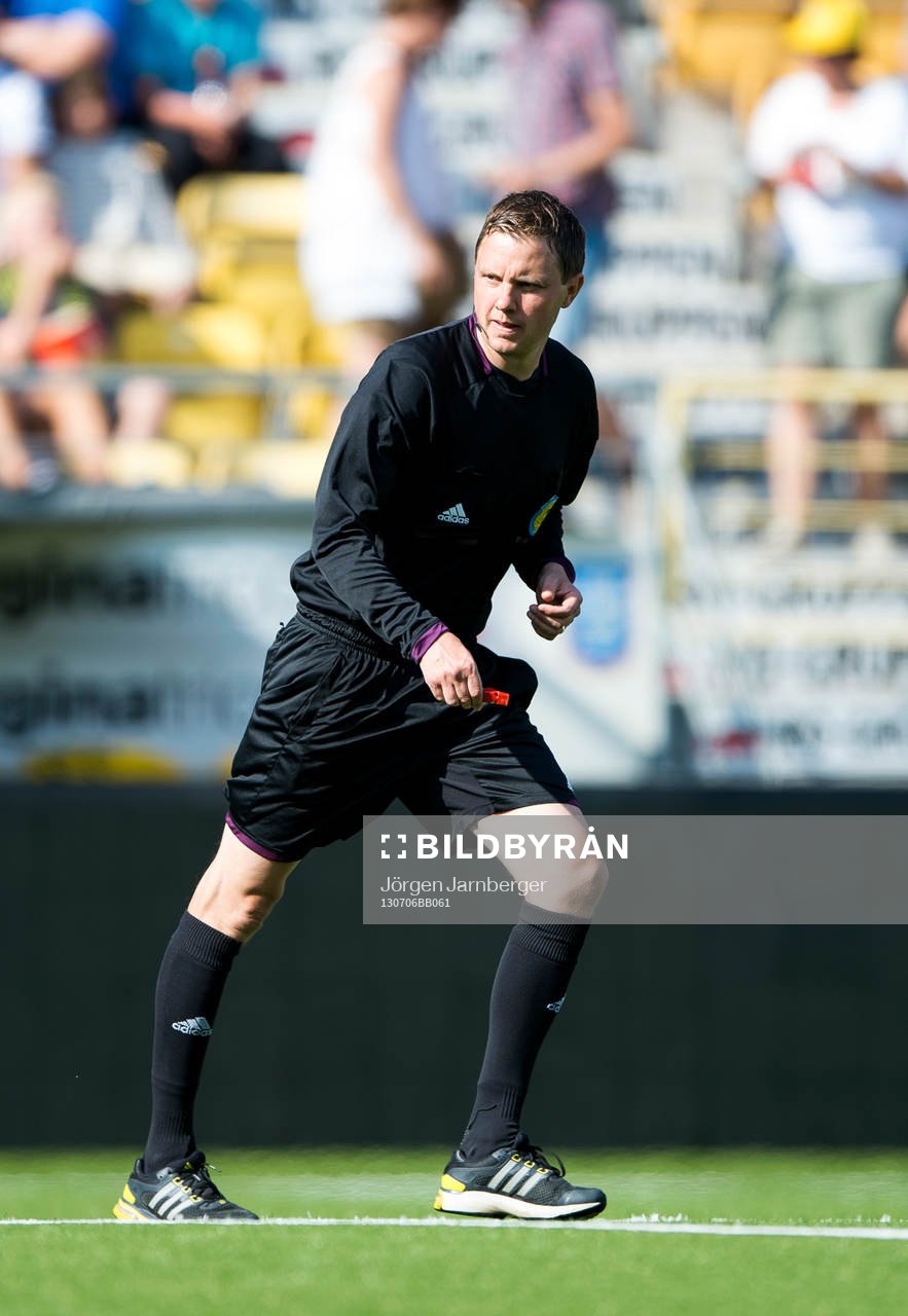 domare Markus Strömbergsson i matchen mellan Elfsborg och