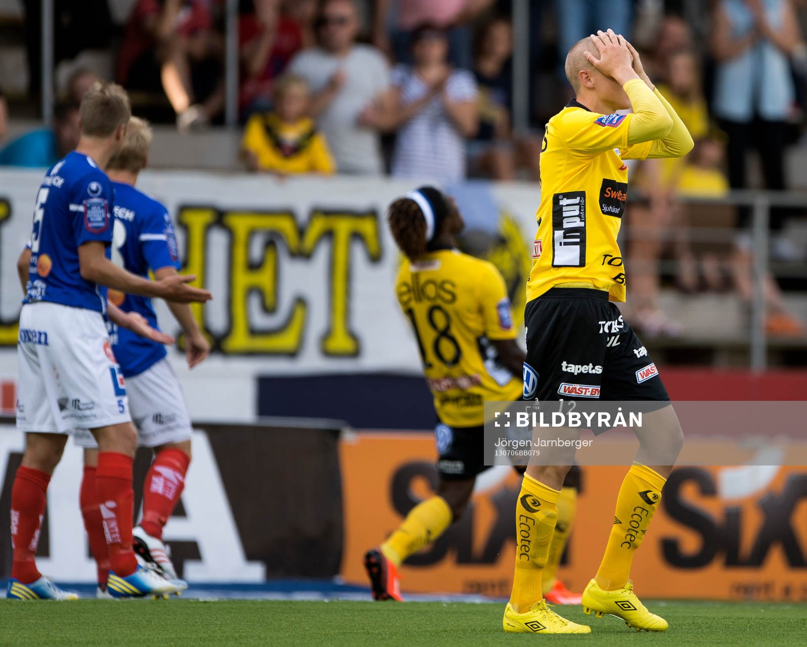 Elfsborgs Sebastian Holmén tar sig hör huvudet