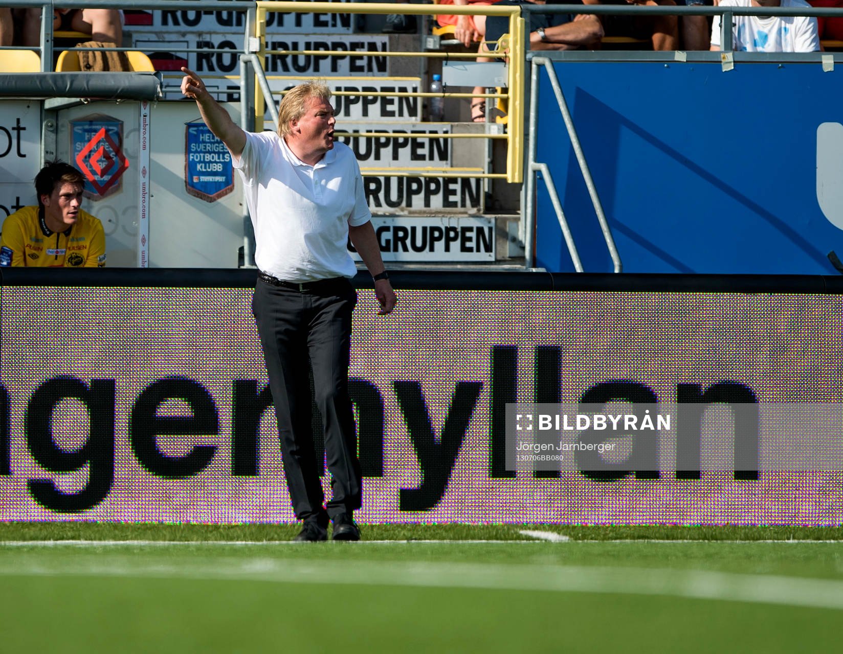 Elfsborgs tränare Jörgen Lennartsson manar på sina spelare i matchen mellan Elfsborg och Åtvidaberg i Allsvenskan i fotboll 6 juli 2013 i Borås.