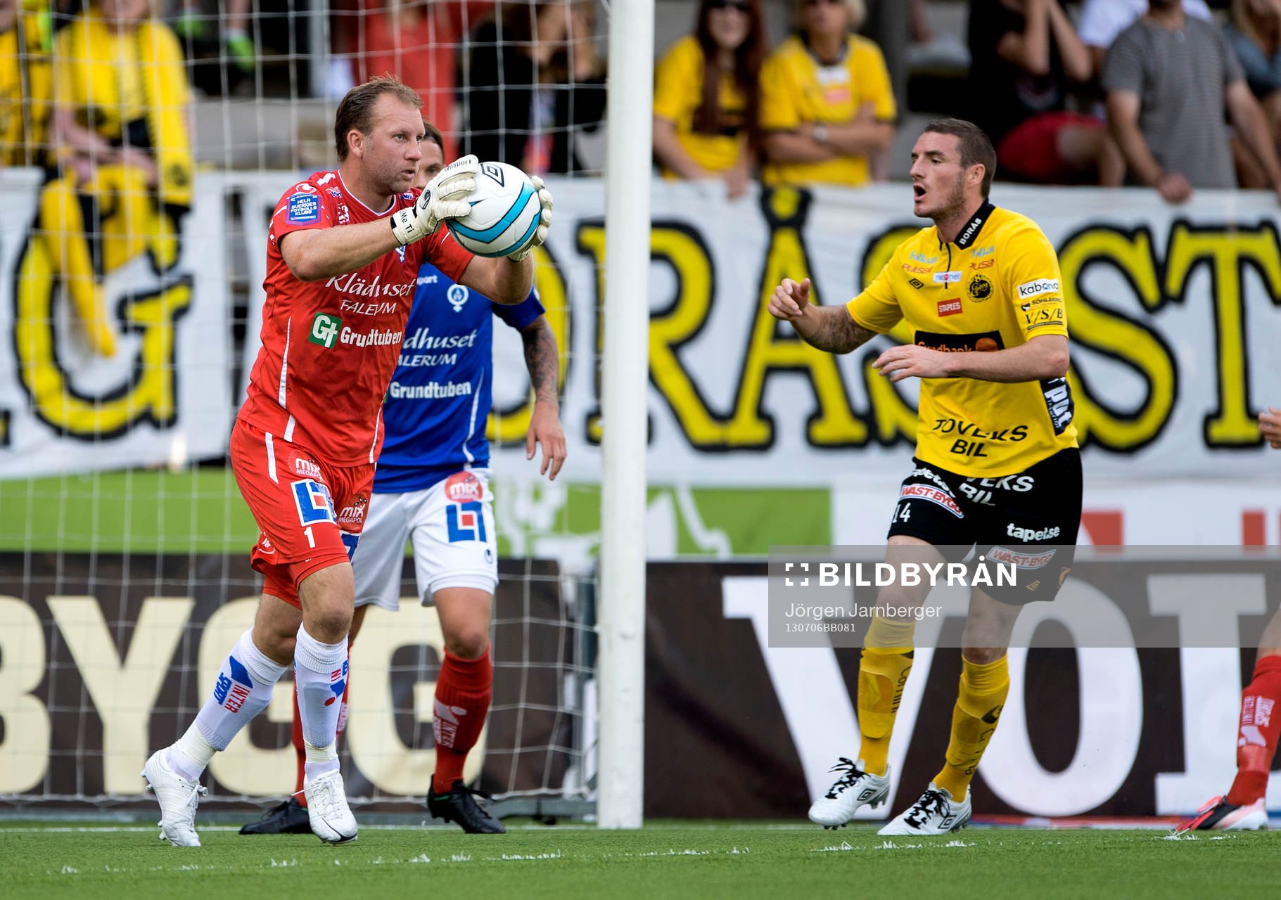 Åtvidabergs målvakt Henrik Gustavsson tar bollen framför Elfsborgs James Keene i matchen mellan Elfsborg och Åtvidaberg i Allsvenskan i fotboll 6 juli 2013 i Borås.