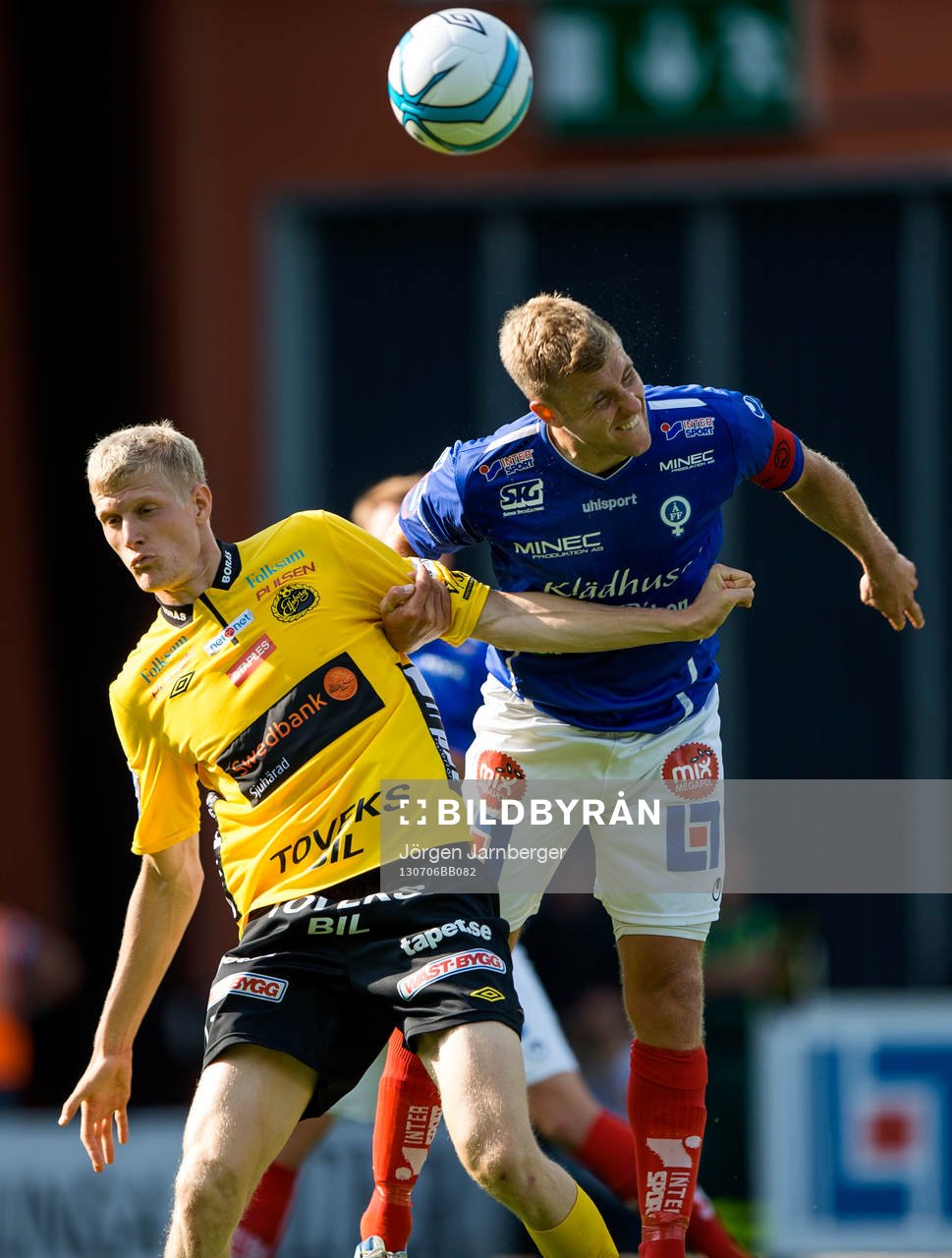 Åtvidabergs Daniel Hallingström vinner en nickduell mot