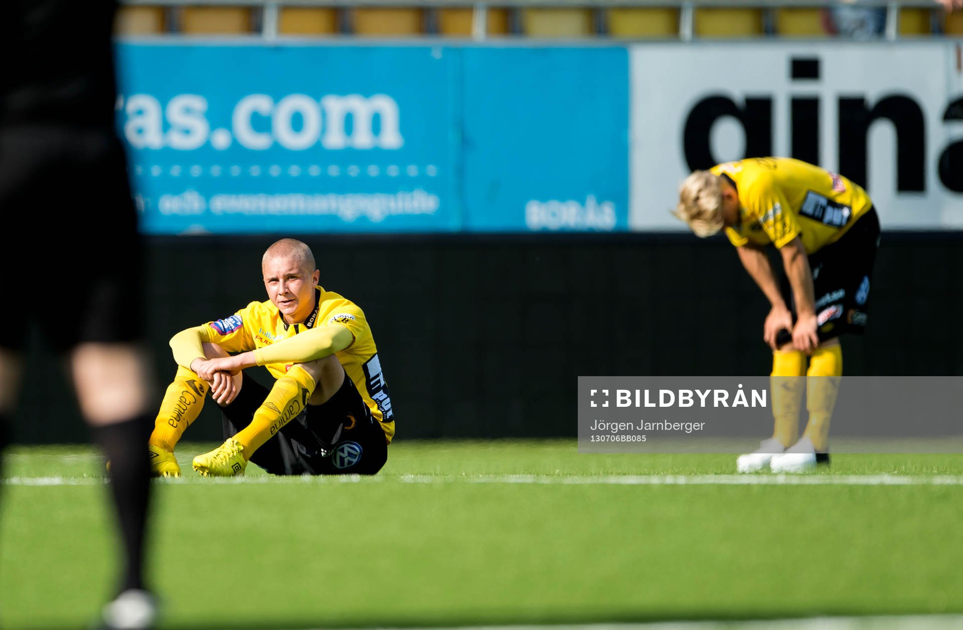 Elfsborgs spelare Sebastian Holmén och Johan Larsson deppar