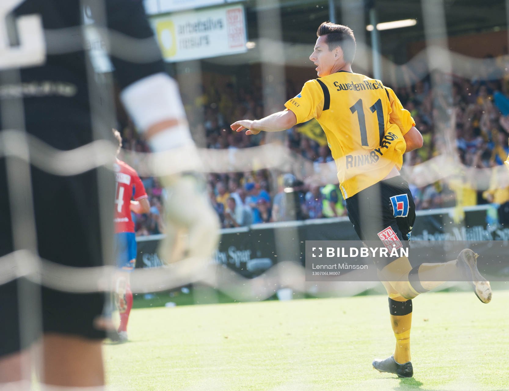 Fotboll, allsvenskan, Mjällby - Öster: Straff, Haris Radetinac, Mjällby, överlistar Alexander Nadj, målvakt, Öster i den allsvenska matchen mellan Mjällby och Öster