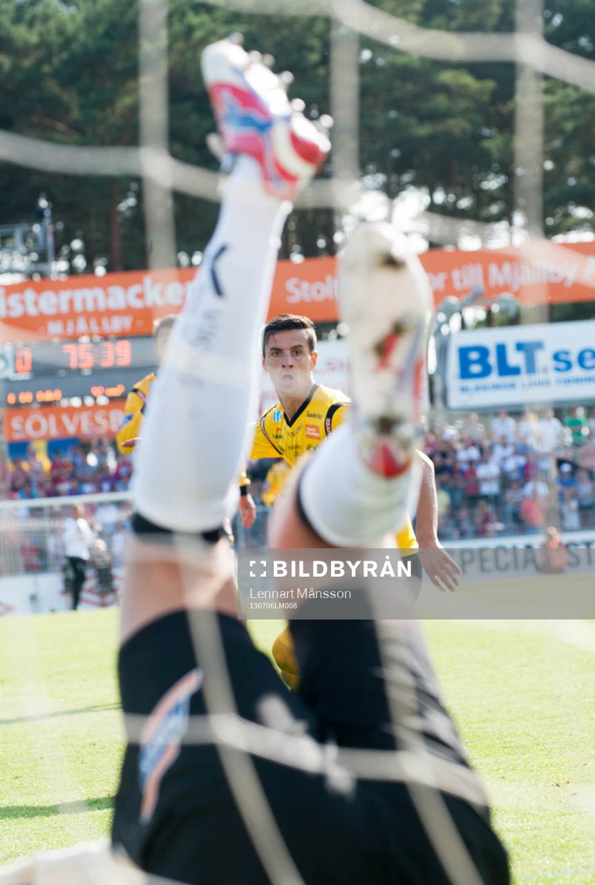 Fotboll, allsvenskan, Mjällby - Öster: Straff, Haris Radetinac, Mjällby, överlistar Alexander Nadj, målvakt, Öster i den allsvenska matchen mellan Mjällby och Öster